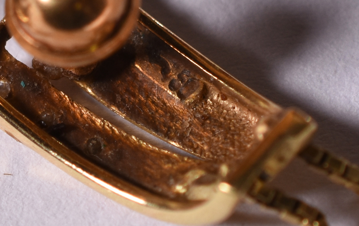 Par de brincos de ouro amarelo 18k com 6 brilhantes. (Por questão de... - foto 3 de 3