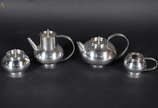 CHRISTOFLE - Baixela de metal com 4 peças. Altu... - CHRISTOFLE - Baixela de metal com 4 peças. Alturas de 8 à 14 cm. (metal com desgastes)