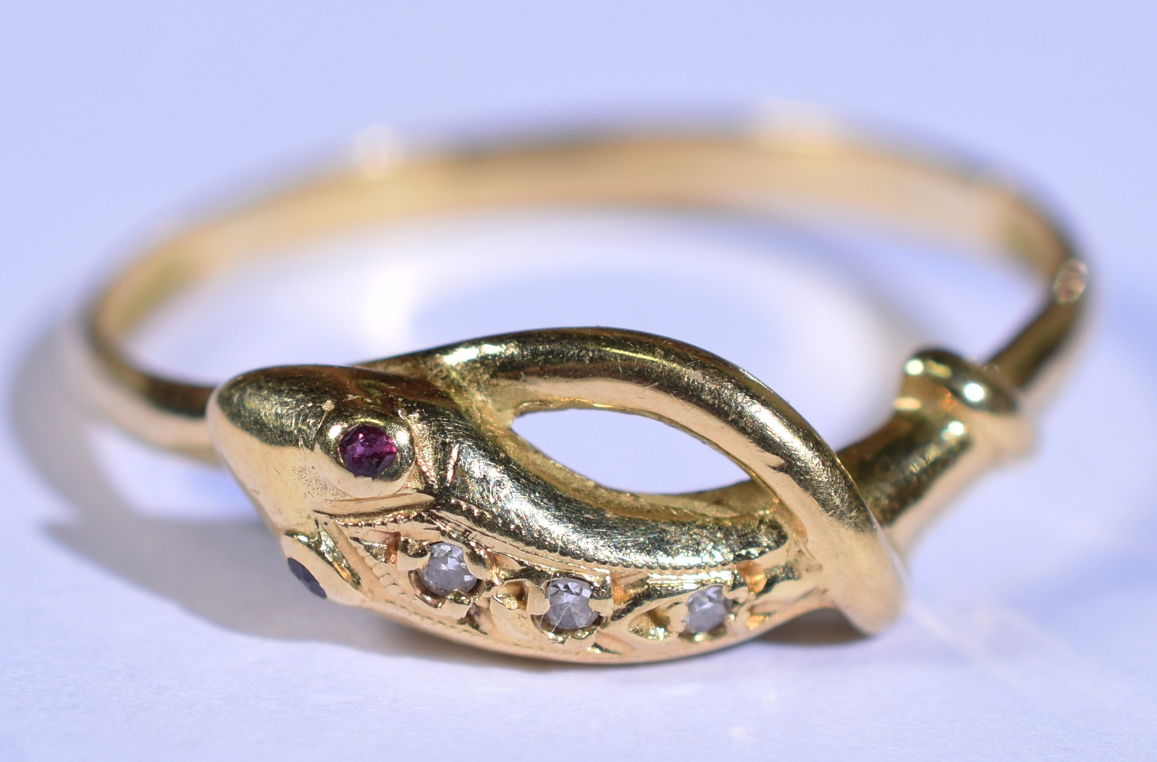 Anel de ouro amarelo 18k , tipo cobra com 6 brilhantes.Aro 22 (Por... - foto 1 de 3