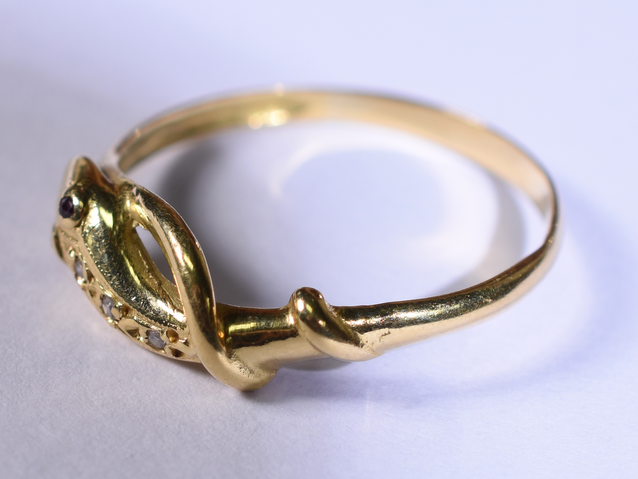 Anel de ouro amarelo 18k , tipo cobra com 6 brilhantes.Aro 22 (Por... - foto 2 de 3