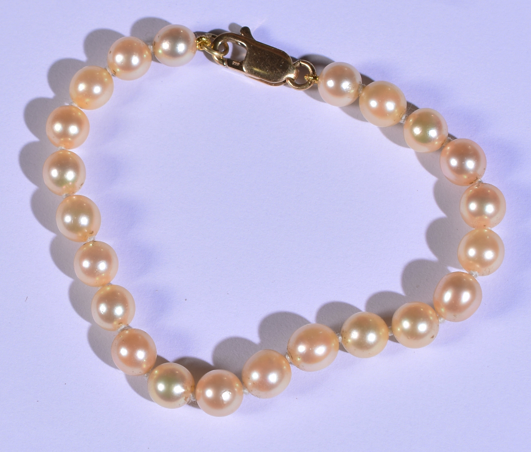 Pulseira de pérolas com fecho de ouro (Por questão de segurança a... - foto 1 de 2