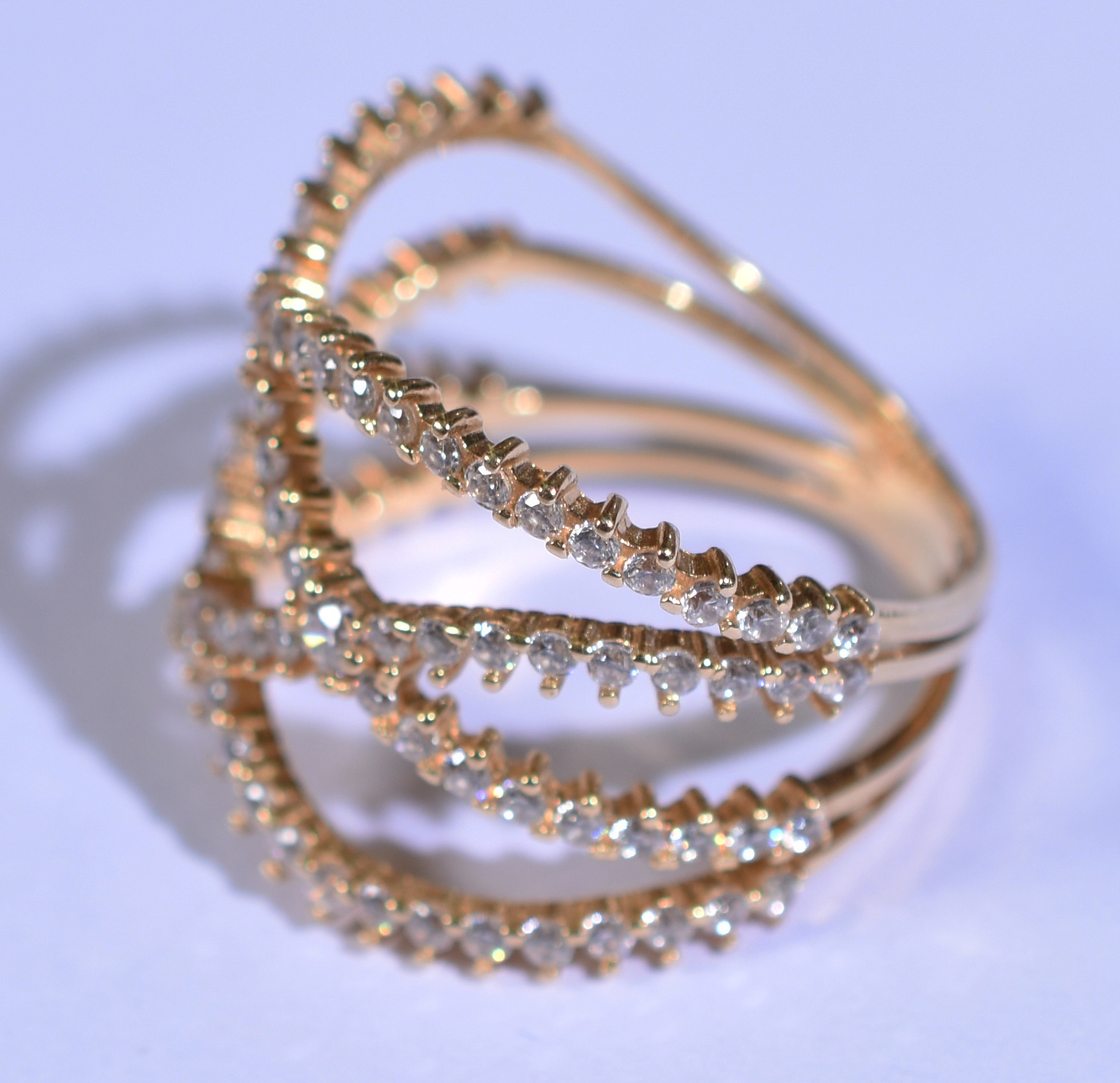 Anel de ouro 18k amarelo entrelaçado com safiras . Aro 15 (Por... - foto 2 de 4