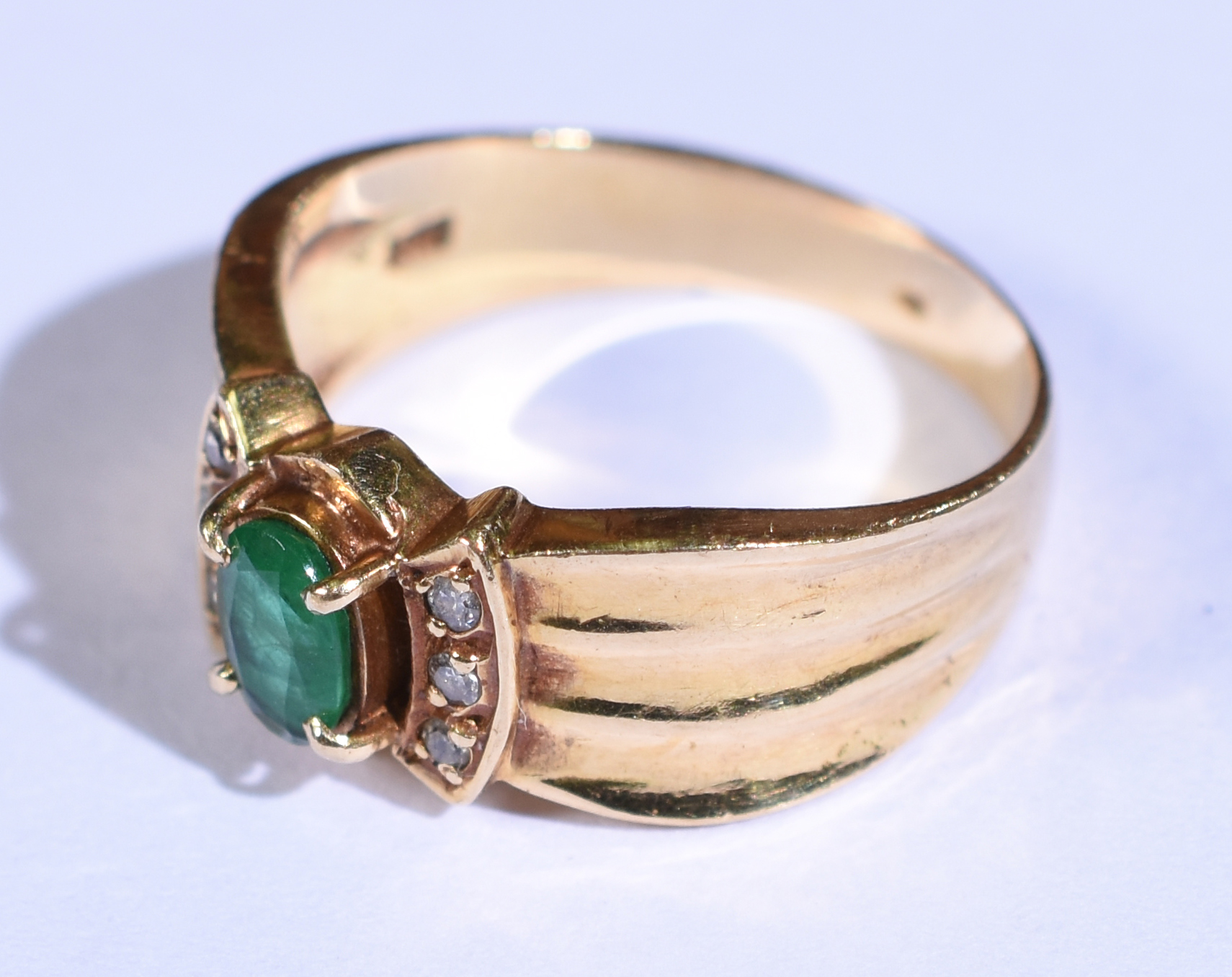 Anel de ouro 18k com 6 brilhantes e 1 esmeralda .Aro 14 (Por questão... - foto 2 de 3