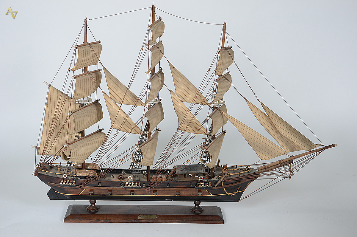 Réplica de fragata de madeira e metal. Altura 60 cm e largura 87 cm. - foto 1 de 2
