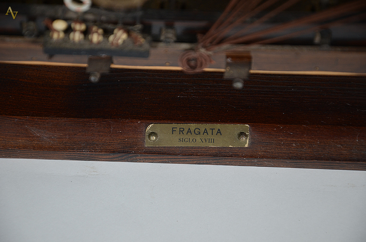 Réplica de fragata de madeira e metal. Altura 60 cm e largura 87 cm. - foto 2 de 2