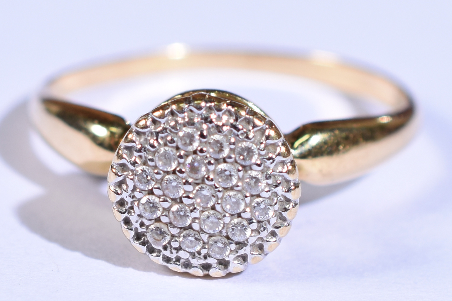 Anel de ouro 18k amarelo e branco com safiras brancas . Aro 16( Por... - foto 1 de 3