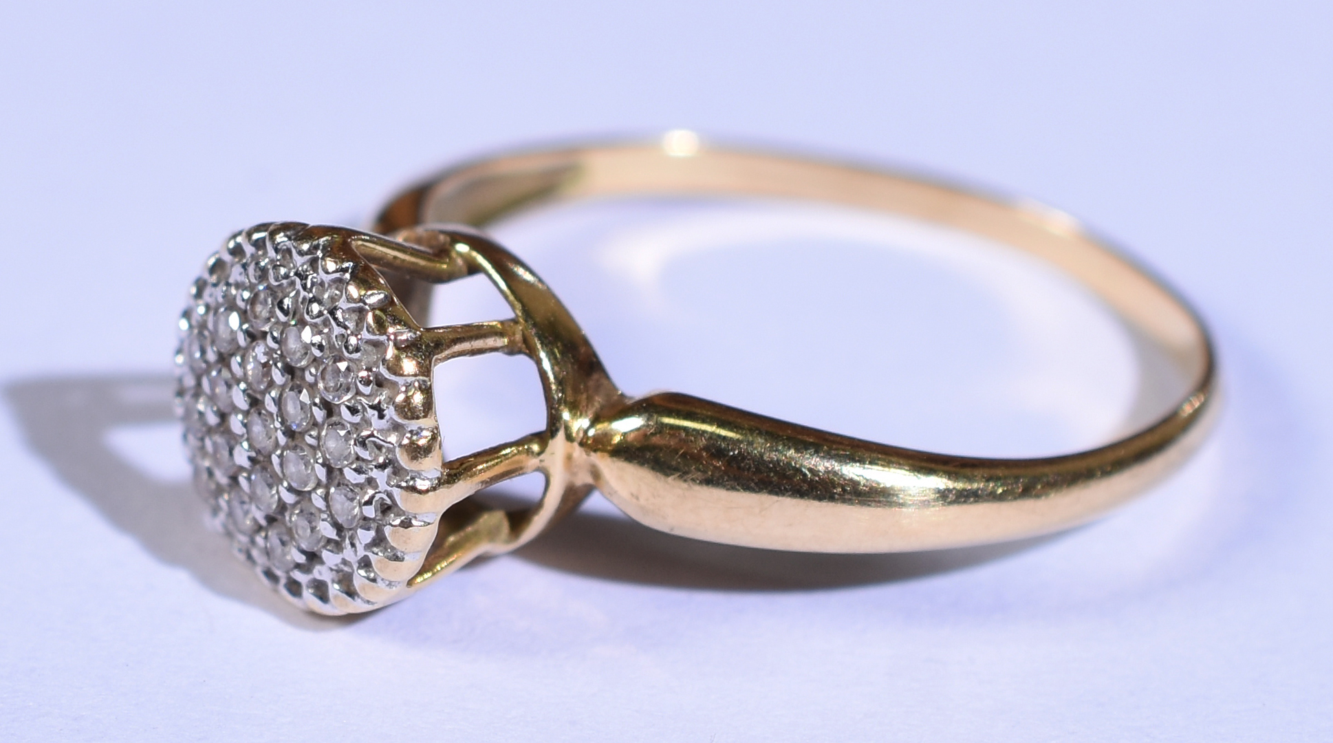 Anel de ouro 18k amarelo e branco com safiras brancas . Aro 16( Por... - foto 2 de 3