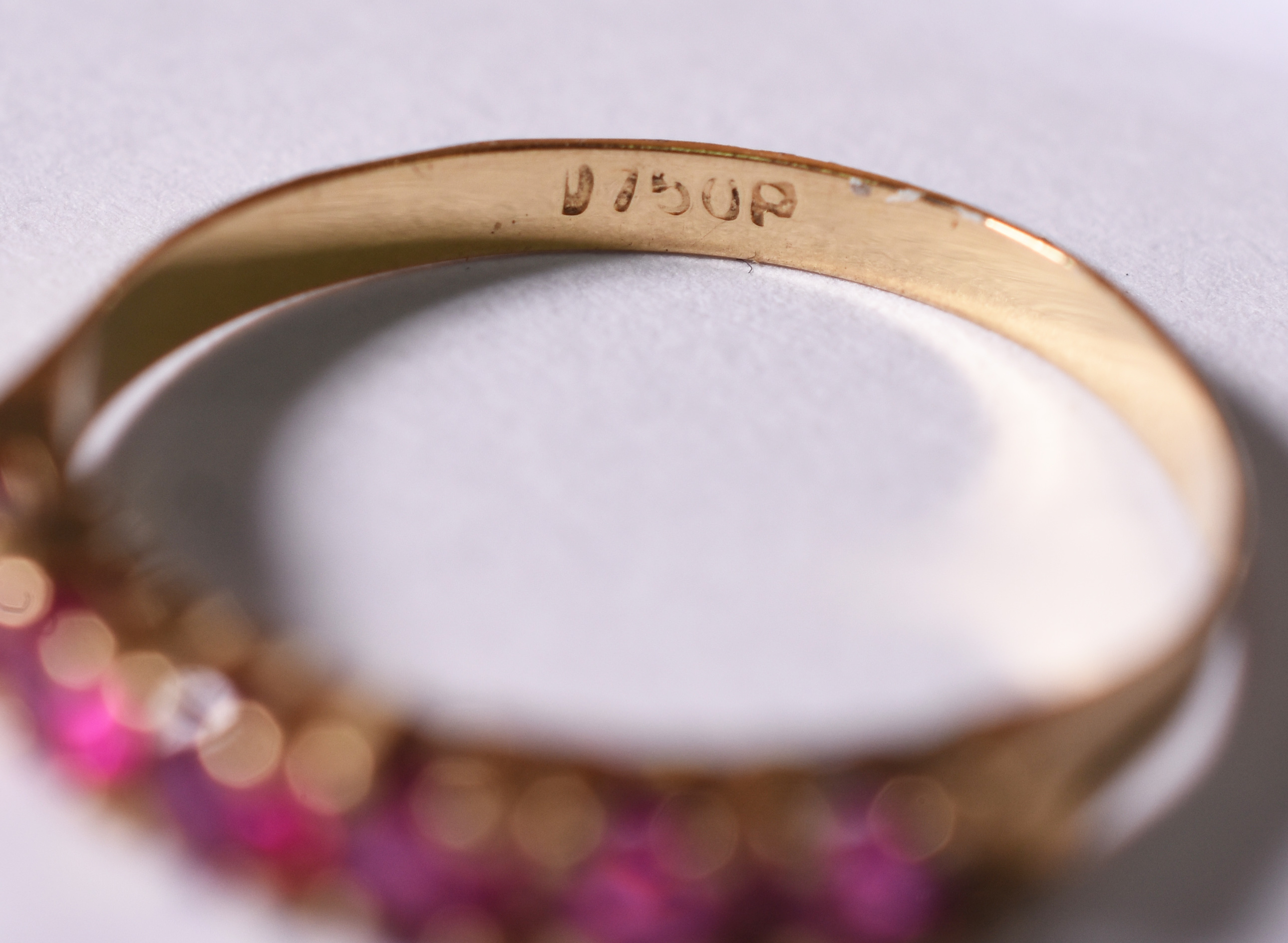 Anel de ouro 18k com rubilitas . Aro 18 ( Por questão de segurança a... - foto 3 de 4