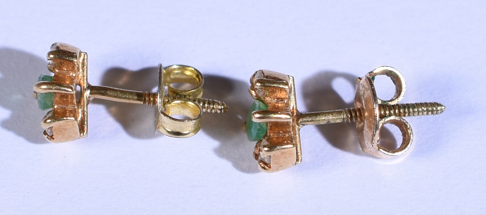 Par de brincos de ouro 18k com 8 brilhantes e 2 esmeraldas ( Por... - foto 2 de 2