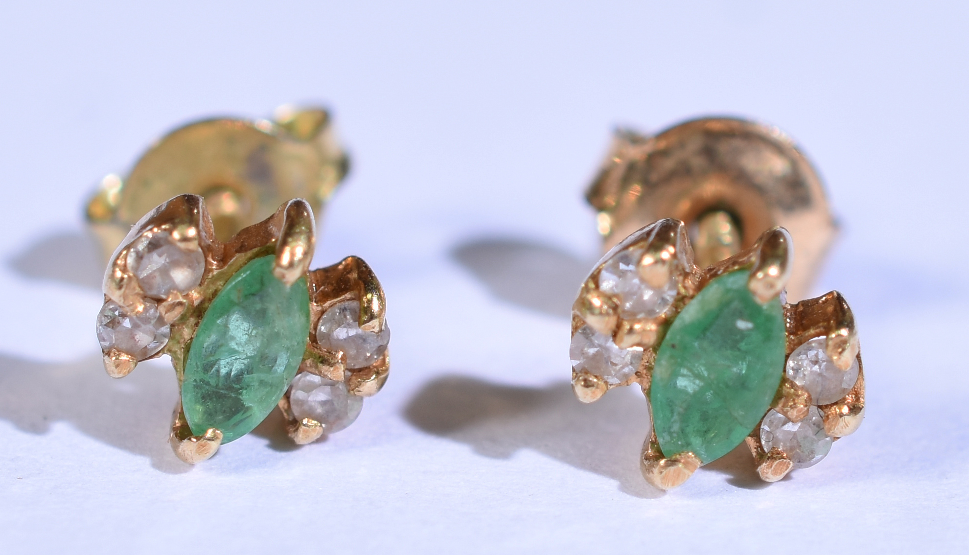 Par de brincos de ouro 18k com 8 brilhantes e 2 esmeraldas ( Por... - foto 1 de 2