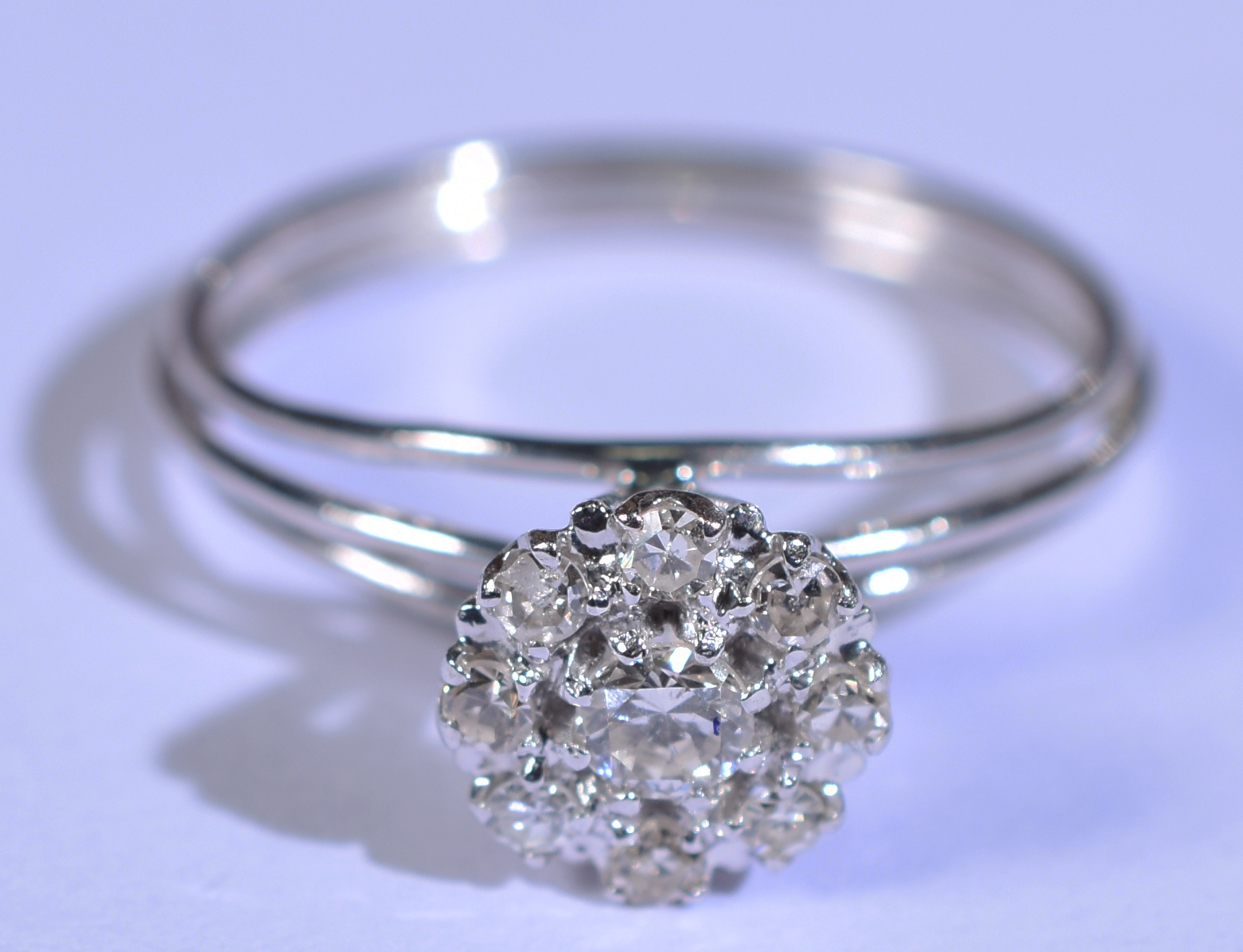 Anel de platina tipo chuveiro ,aproximadamente 0,60 ct de brilhante... - foto 1 de 3