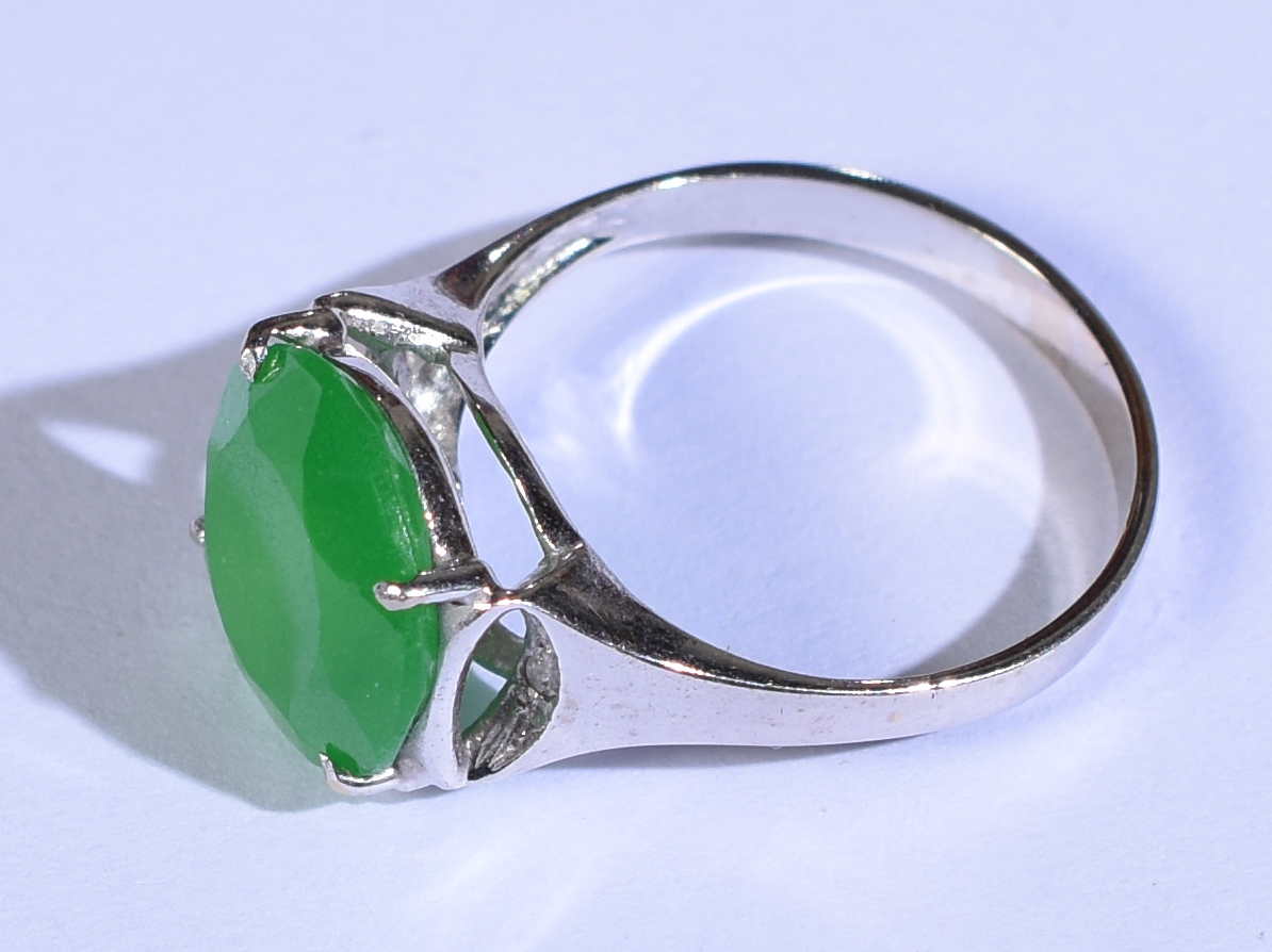 Anel de ouro 18k branco com pedra verde, possivelmente esmeralda... - foto 2 de 3