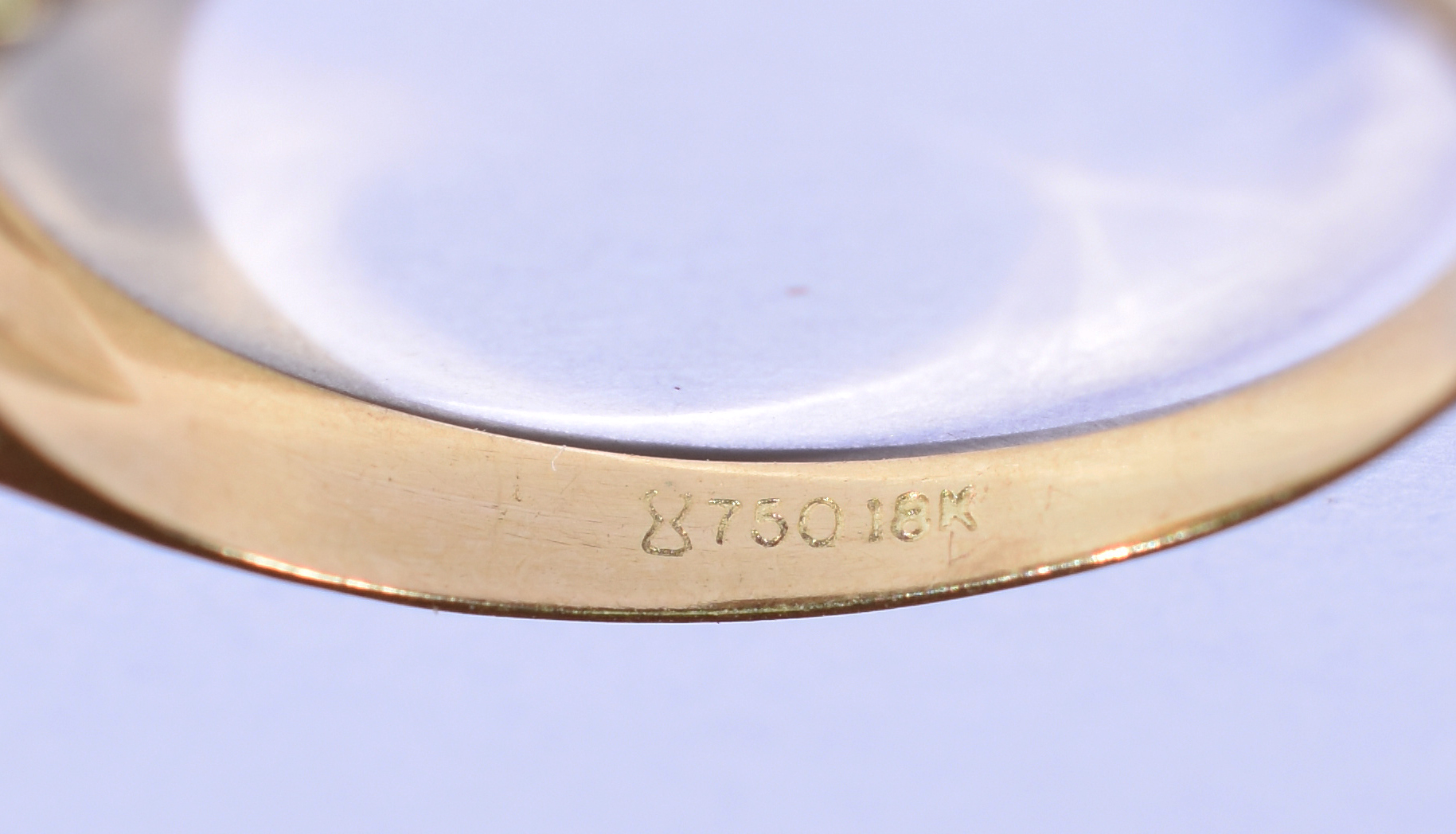 Meia aliança de ouro 18k com 7 esmeraldas.Aro 19 ( Por questão de... - foto 4 de 4