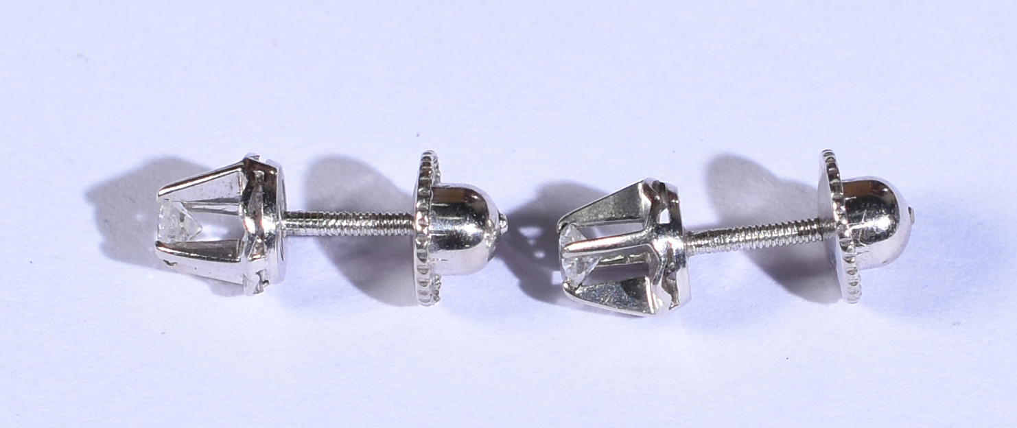Par de brincos de ouro 18k branco com 2 brilhantes de 0,7 ct cada (... - foto 2 de 2