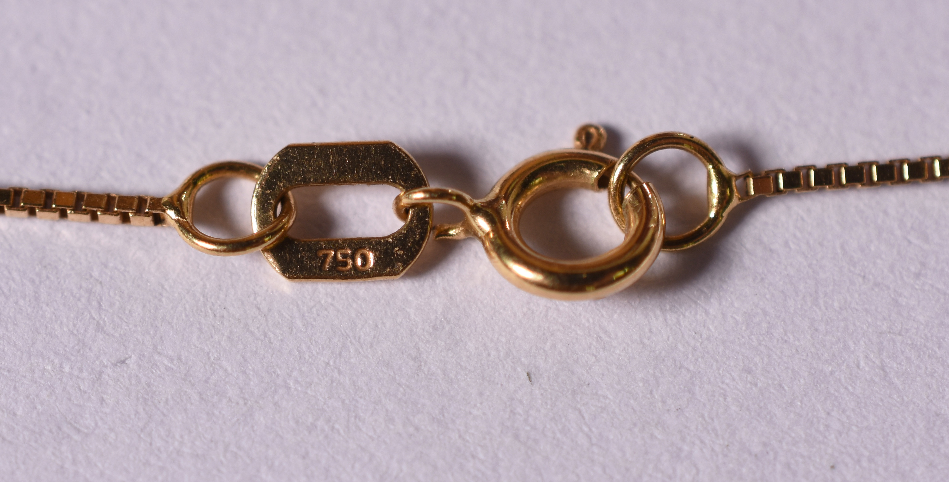 Gargantilha de ouro 18k e pingente sacro com 30 brilhantes (por... - foto 4 de 4