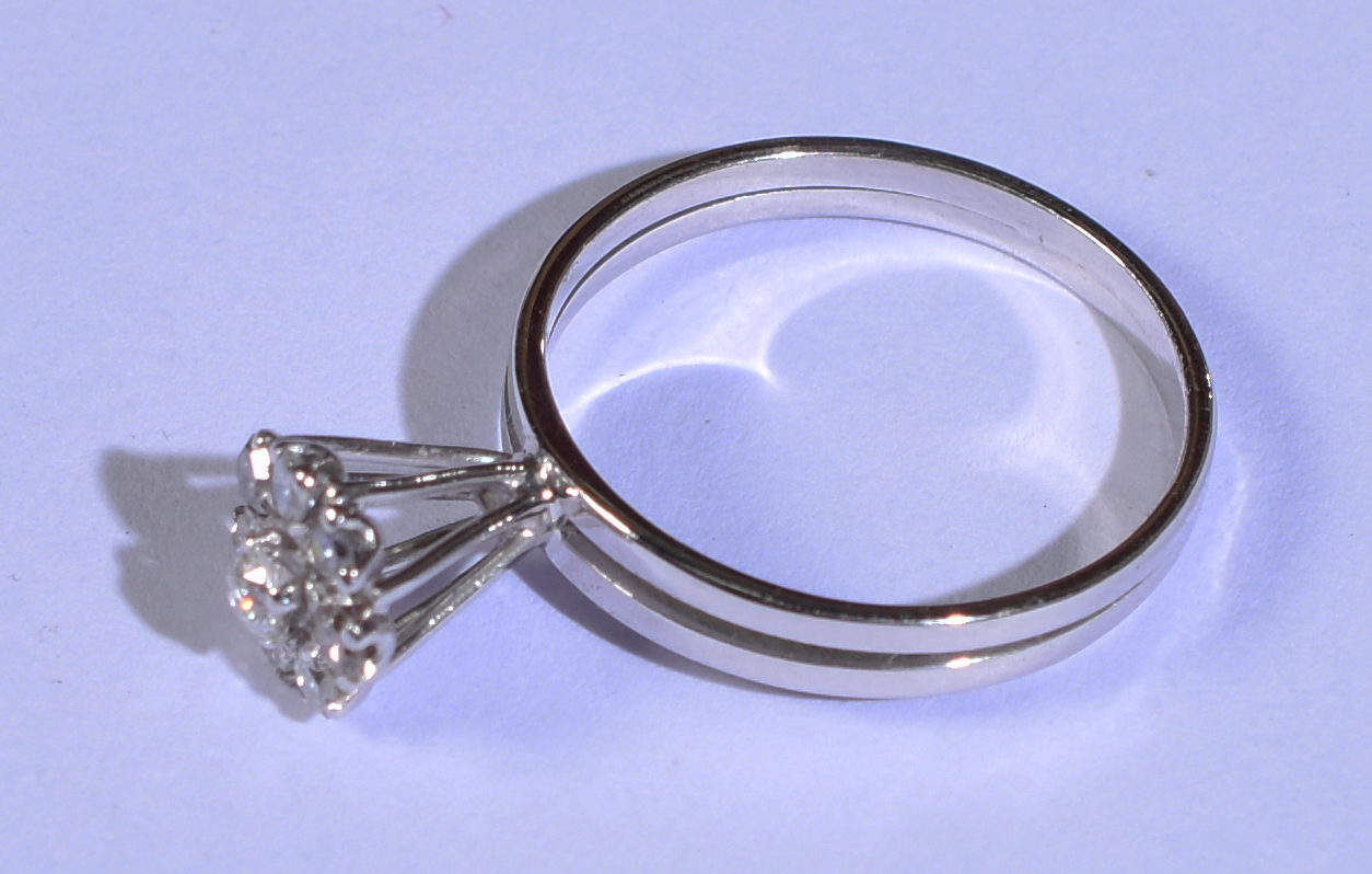 Anel de ouro 18k branco aproximadamente 0,50 ct de brilhante. Aro 17... - foto 2 de 3