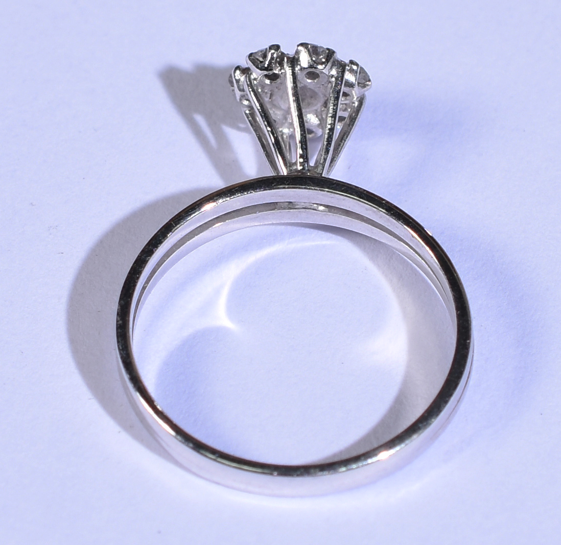 Anel de ouro 18k branco aproximadamente 0,50 ct de brilhante. Aro 17... - foto 3 de 3