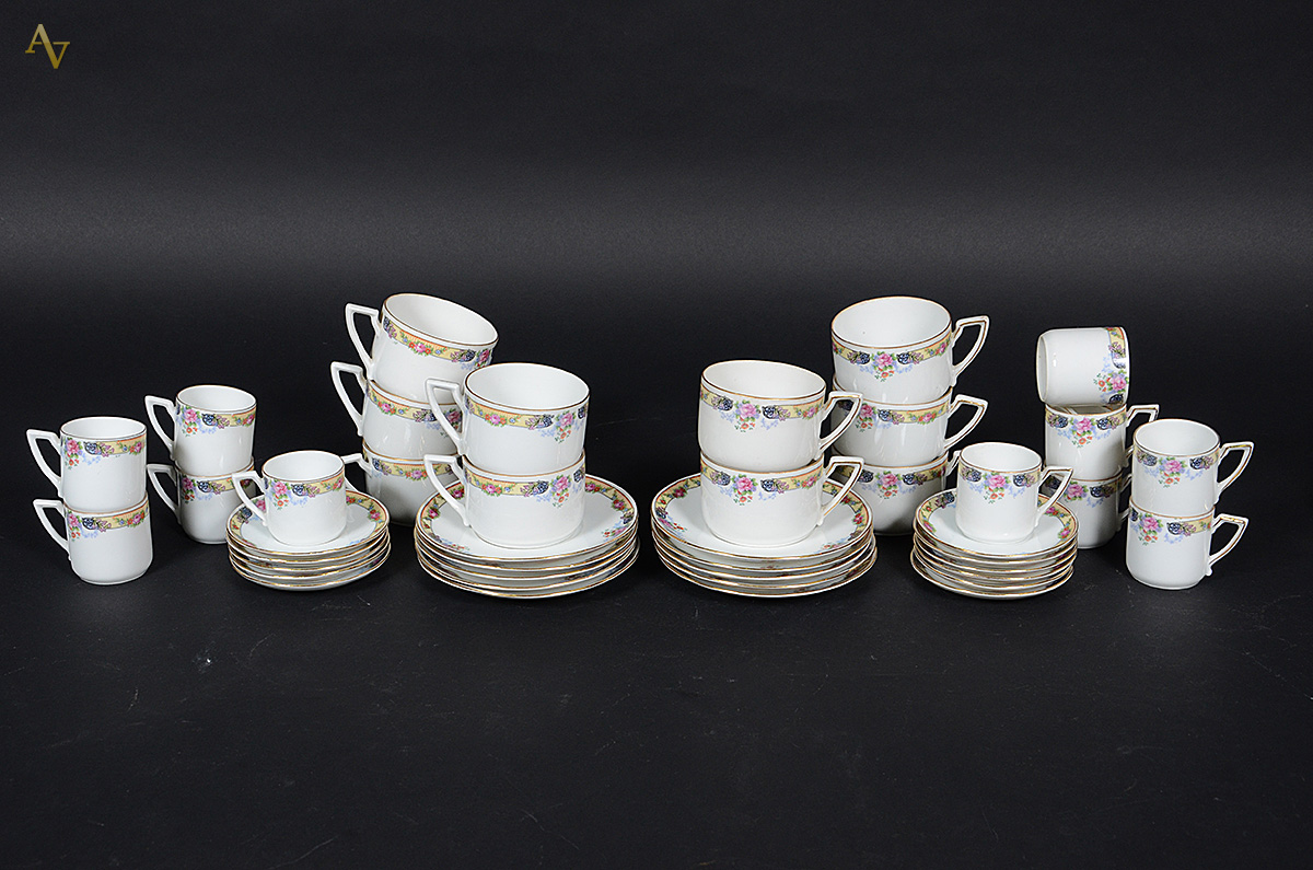 Serviço de porcelana tcheca na cor branca decorada com guirlandas... - foto 1 de 2