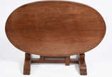 Mesa tilp-top de centro em madeira nobre, feiti... - Mesa tilp-top de centro em madeira nobre, feitio oval, pernas torneadas sendo a central articulada para que o tampo também possa ficar na posiçã...