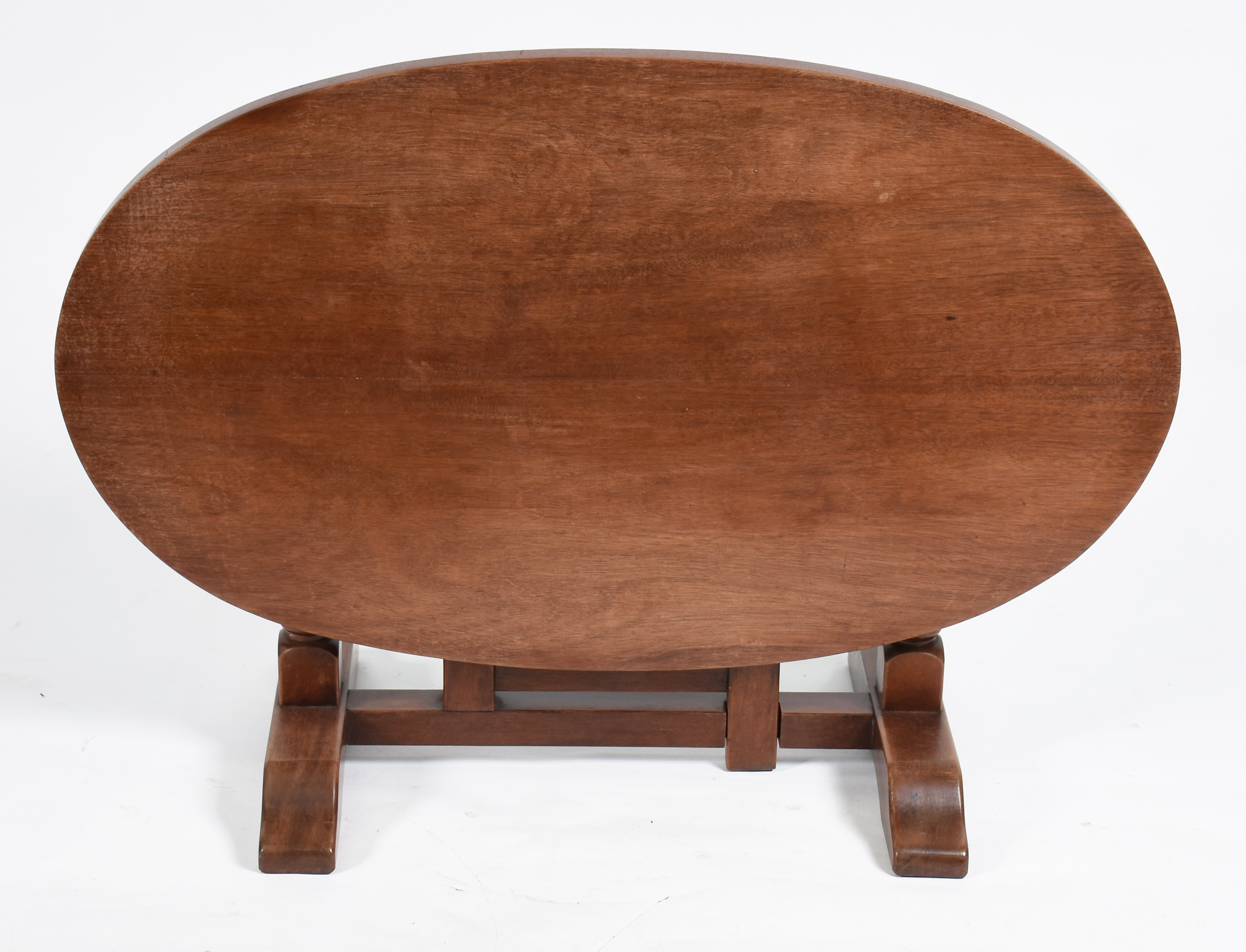 Mesa tilp-top de centro em madeira nobre, feitio oval, pernas... - foto 2 de 3
