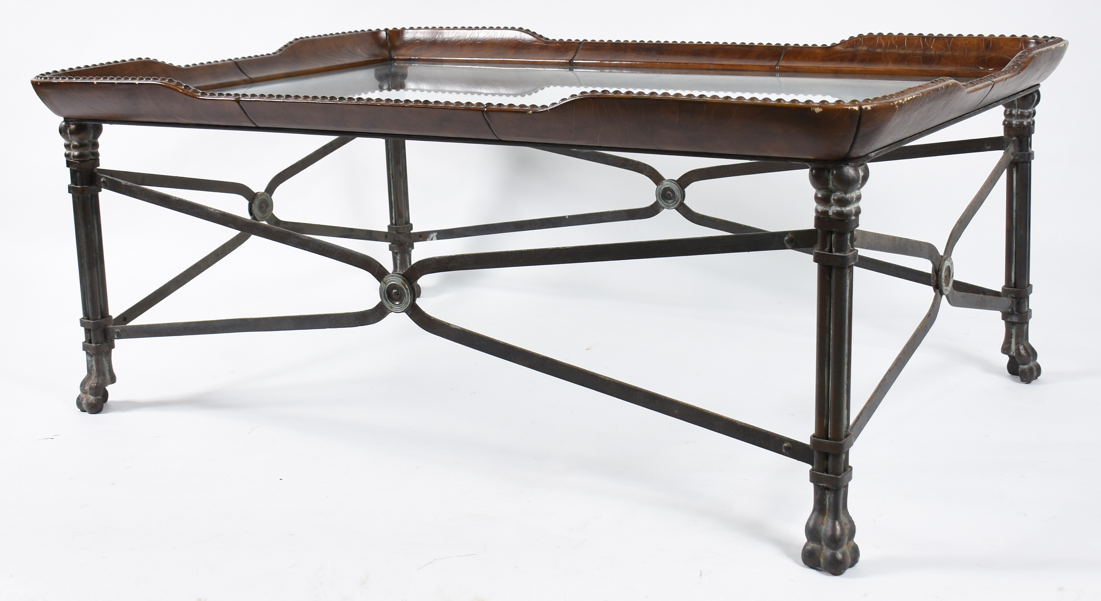 Mesa de centro com pés de metal , tampo de vidro com couro e... - foto 2 de 4