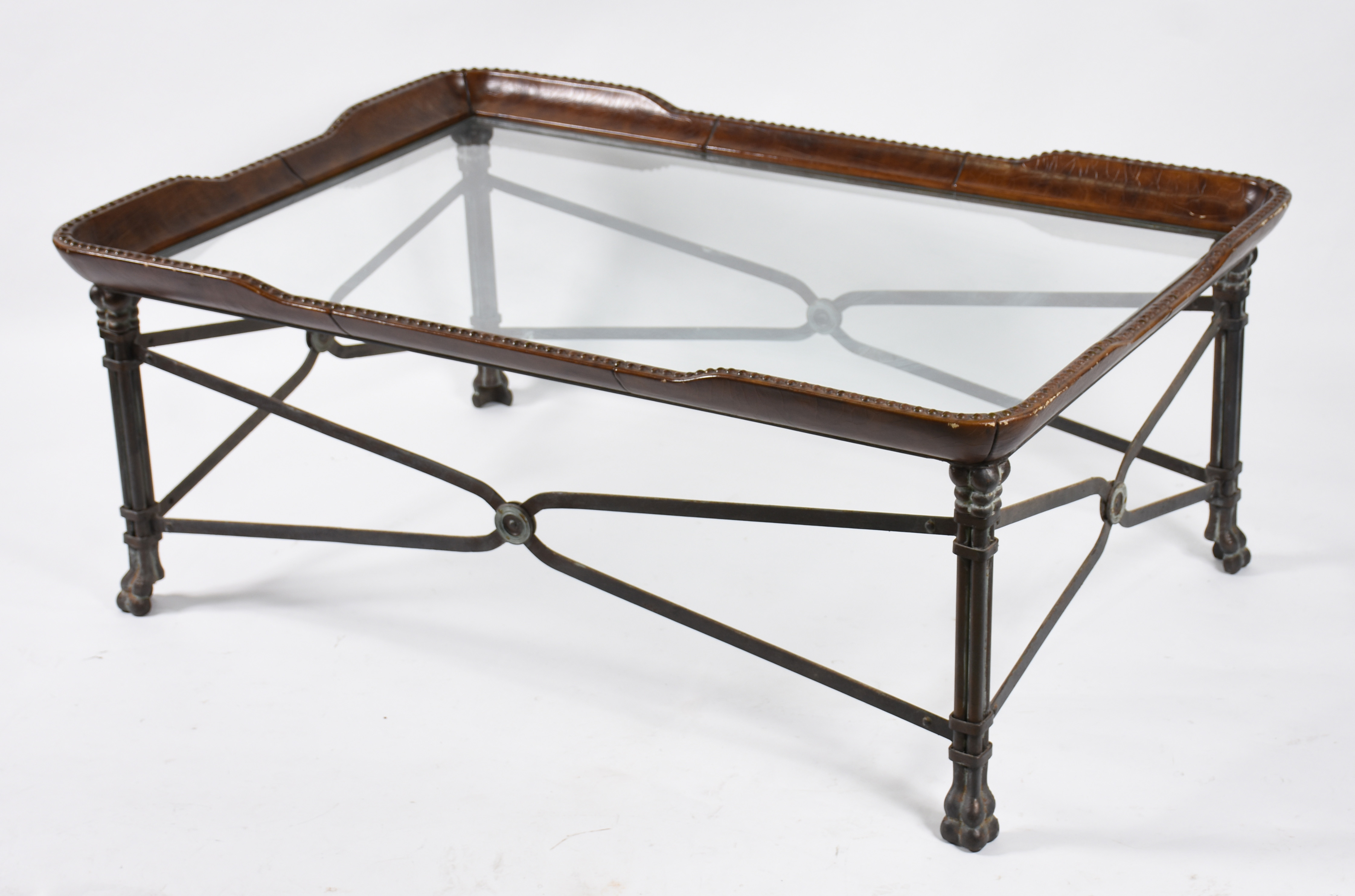 Mesa de centro com pés de metal , tampo de vidro com couro e... - foto 1 de 4