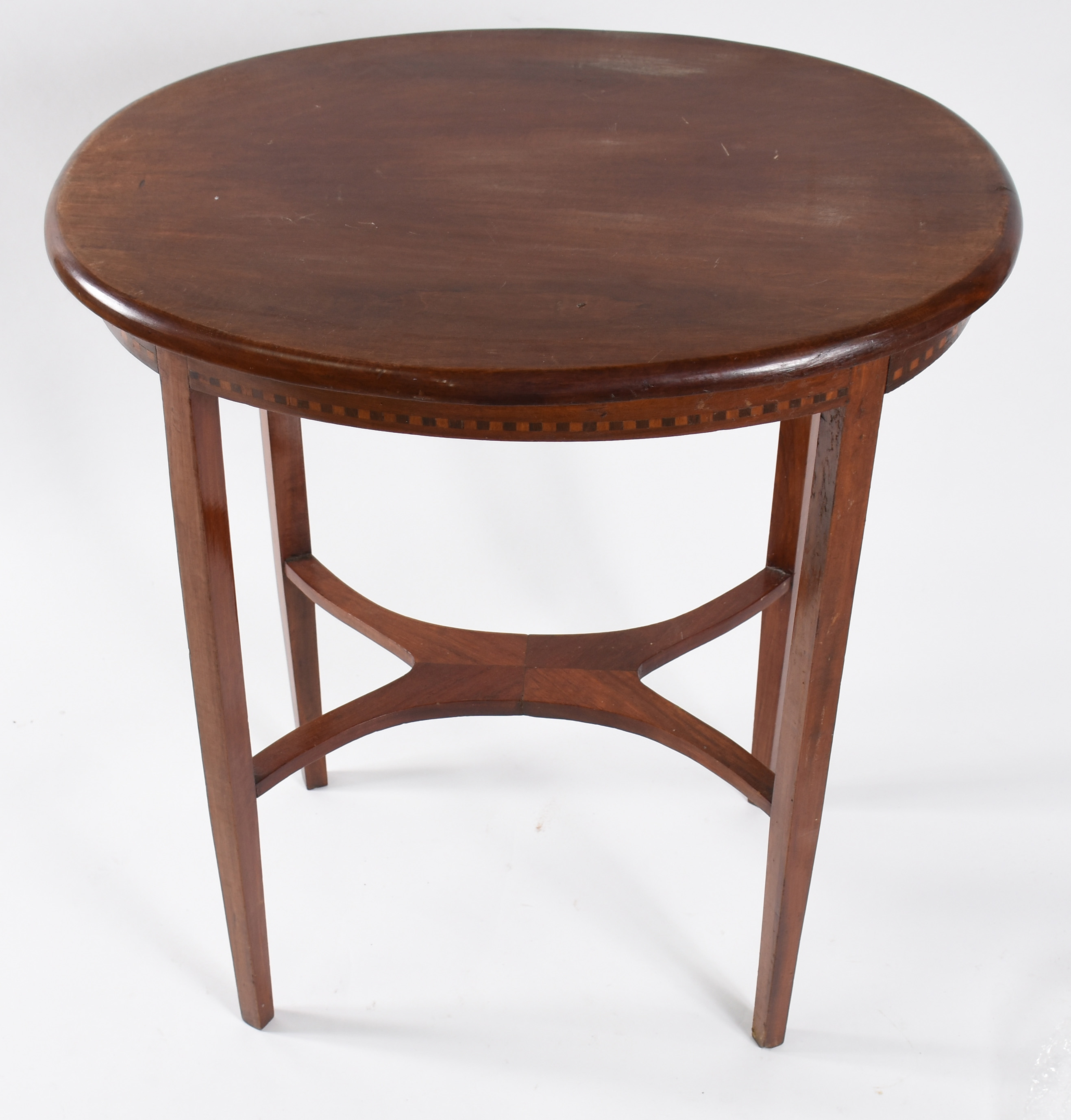 Mesa oval de madeira nobre filetada, pernas retas ligadas por 2... - foto 1 de 4