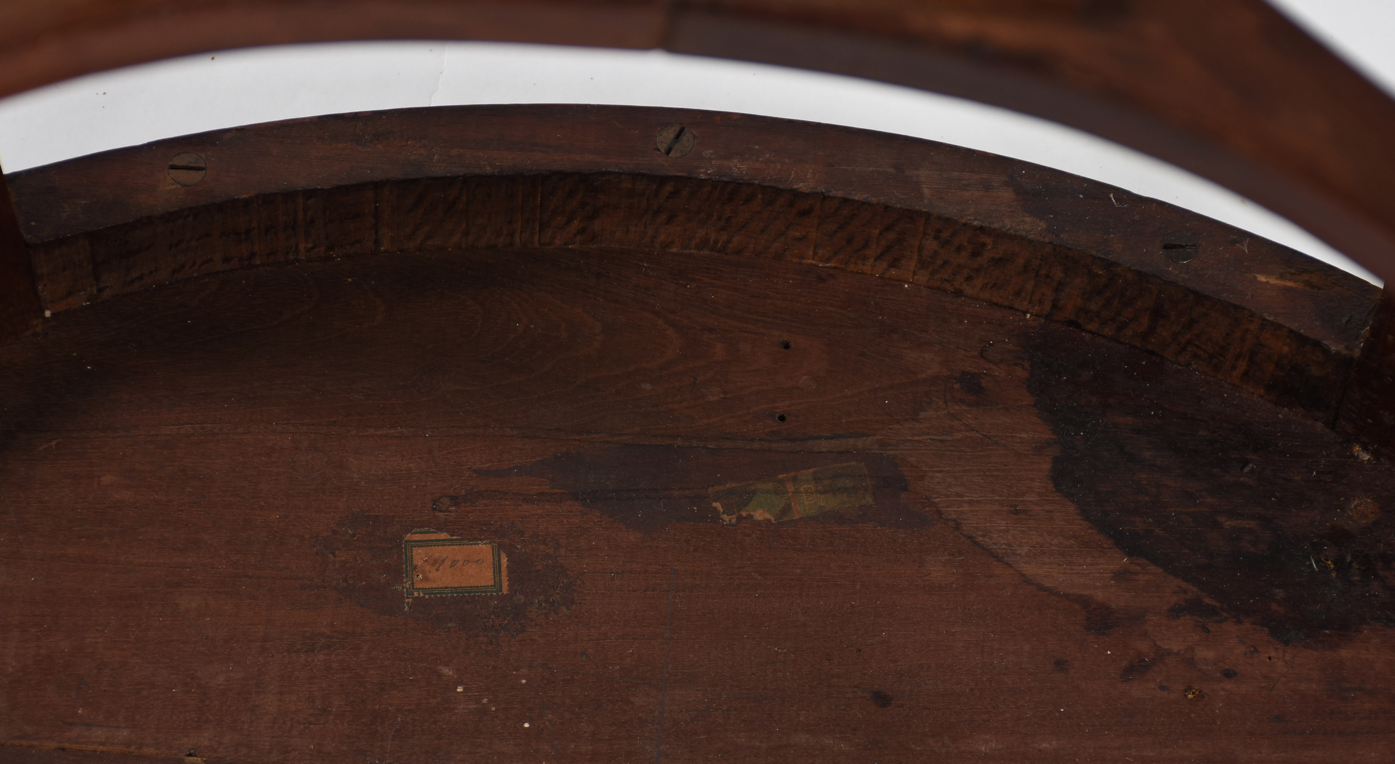 Mesa oval de madeira nobre filetada, pernas retas ligadas por 2... - foto 4 de 4