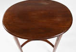 Mesa oval de madeira nobre filetada, pernas ret... - Mesa oval de madeira nobre filetada, pernas retas ligadas por 2 traves recurvas na parte inferior.