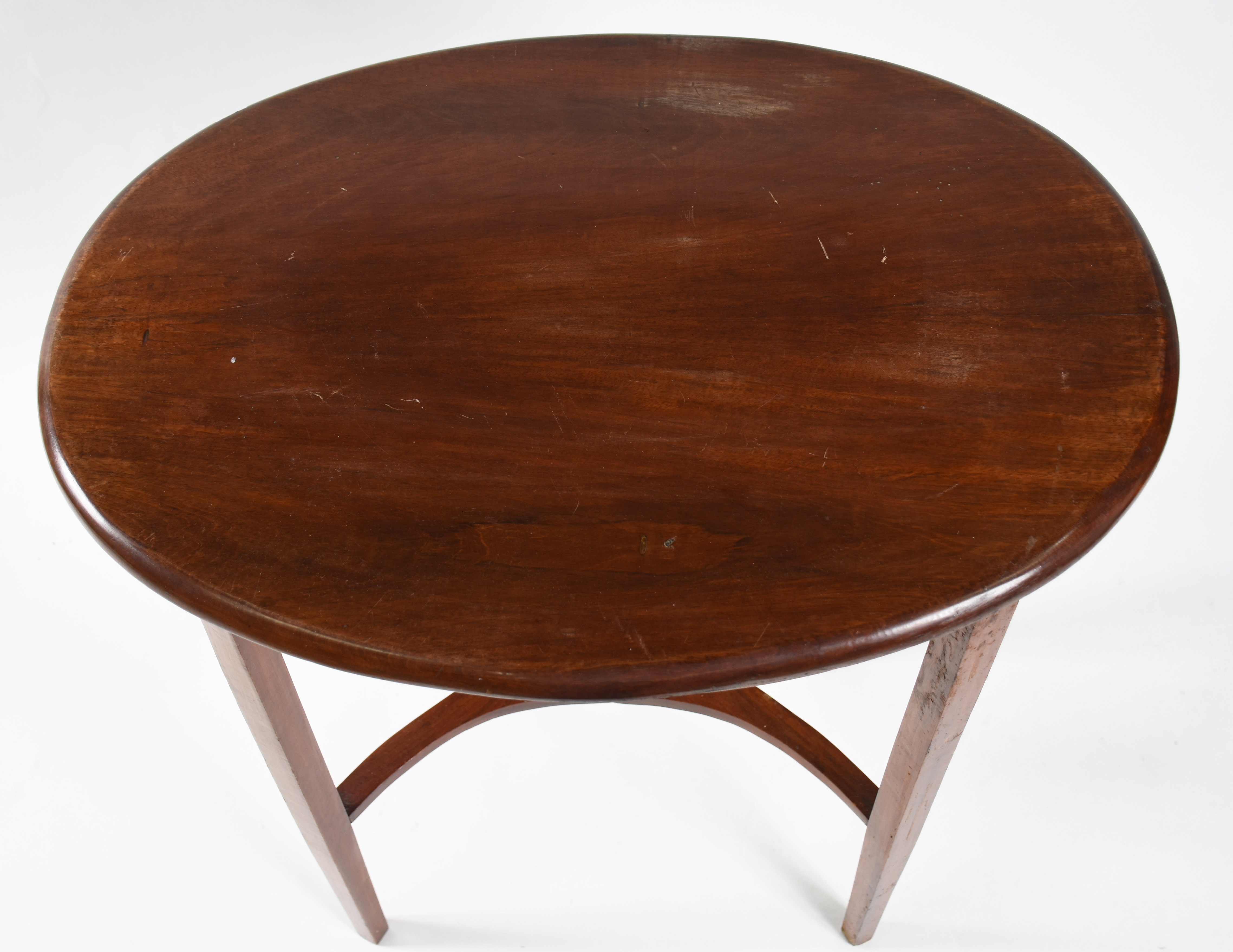 Mesa oval de madeira nobre filetada, pernas retas ligadas por 2... - foto 3 de 4