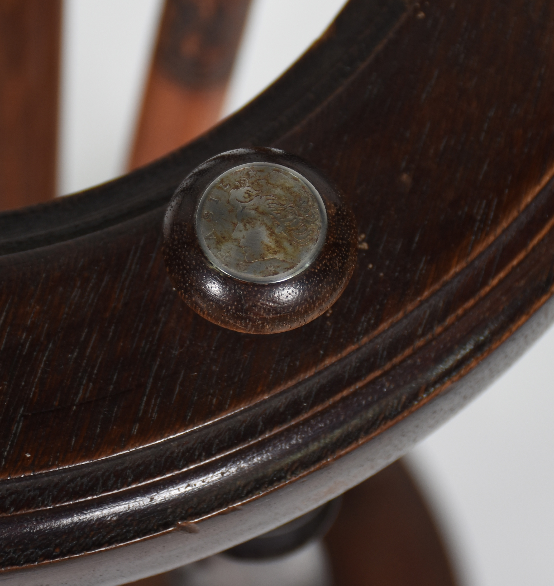 Bengaleiro de madeira nobre torneada, acompanham tres bengalas... - foto 4 de 6