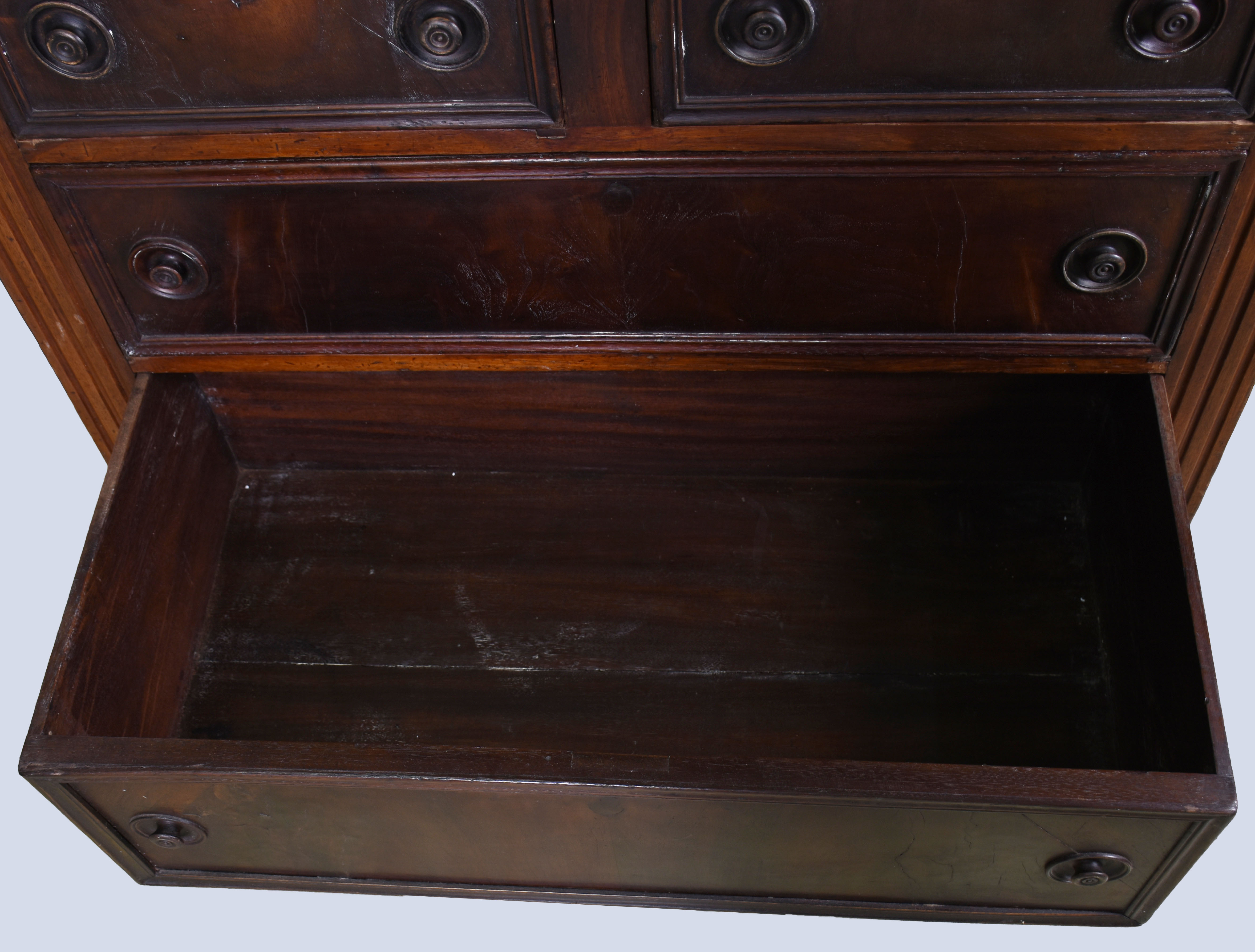 Cômoda de madeira com 4 gavetas e tampo de mármore. - foto 4 de 5