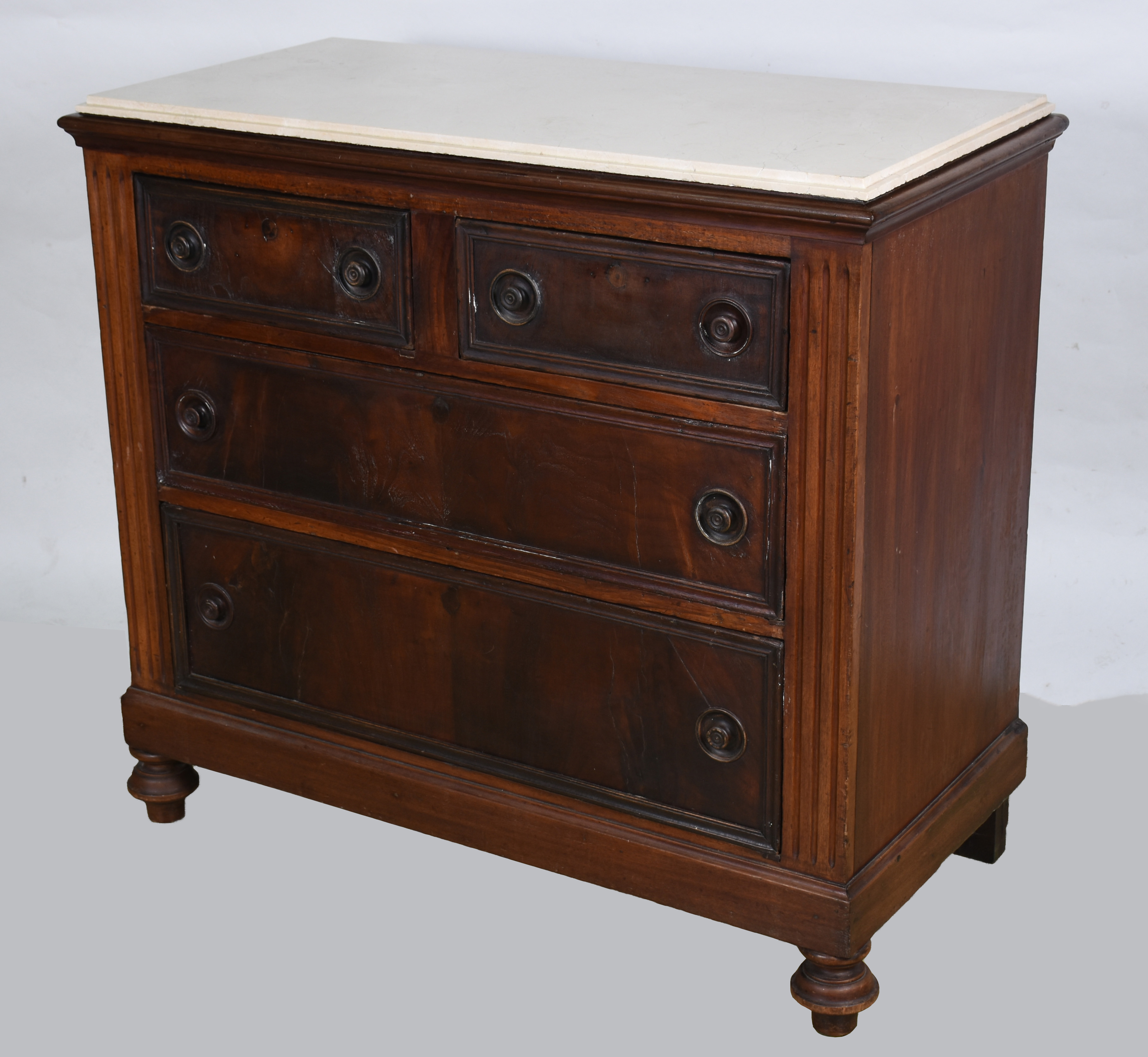 Cômoda de madeira com 4 gavetas e tampo de mármore. - foto 1 de 5