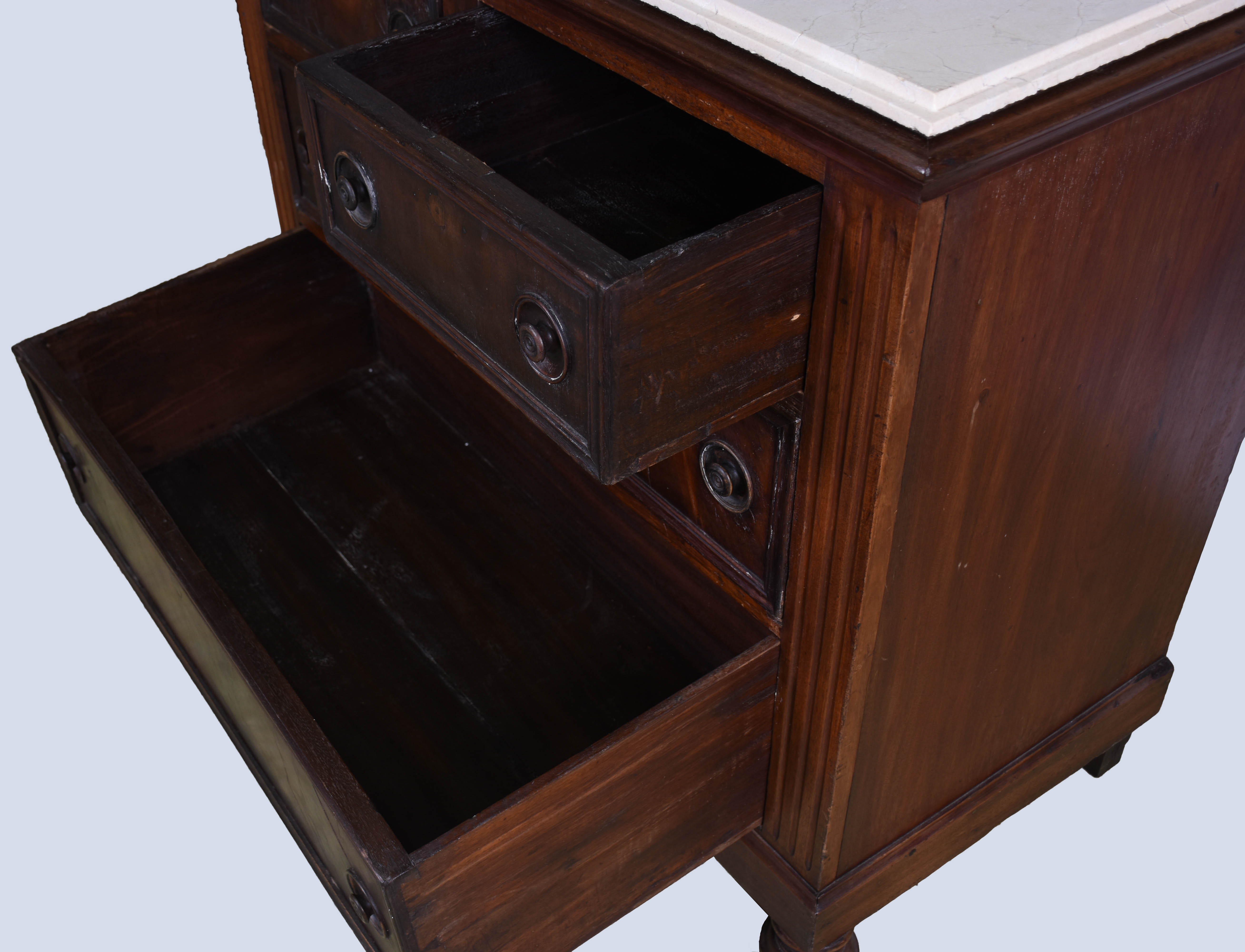 Cômoda de madeira com 4 gavetas e tampo de mármore. - foto 3 de 5