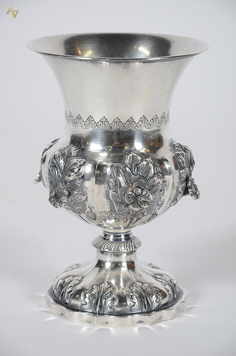 Vaso de prata contraste 833 mls. flores em relevo. Altura 19 cm. Peso...