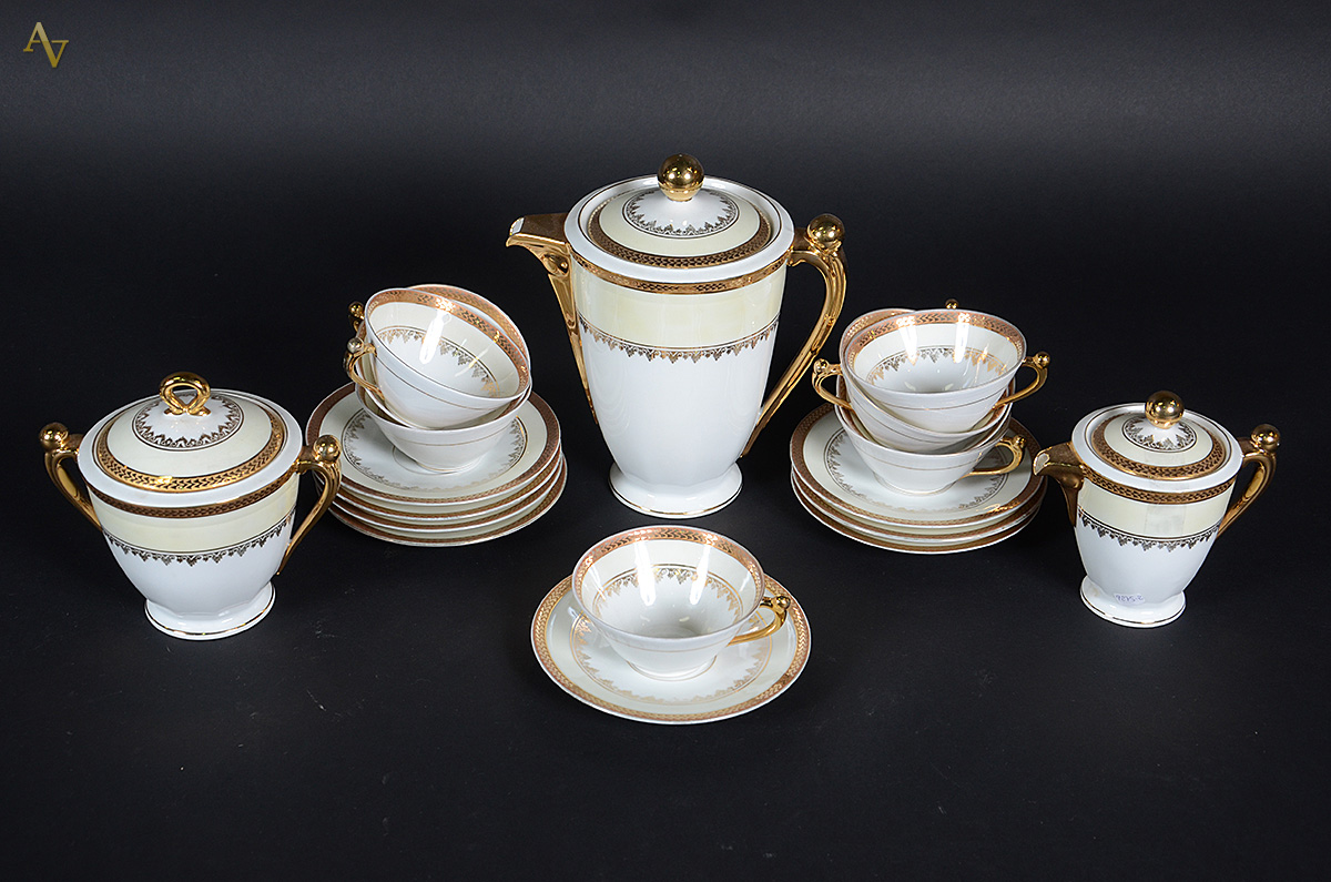 Serviço de chá de porcelana francesa de LIMOGES, sendo: 8 xícaras com...