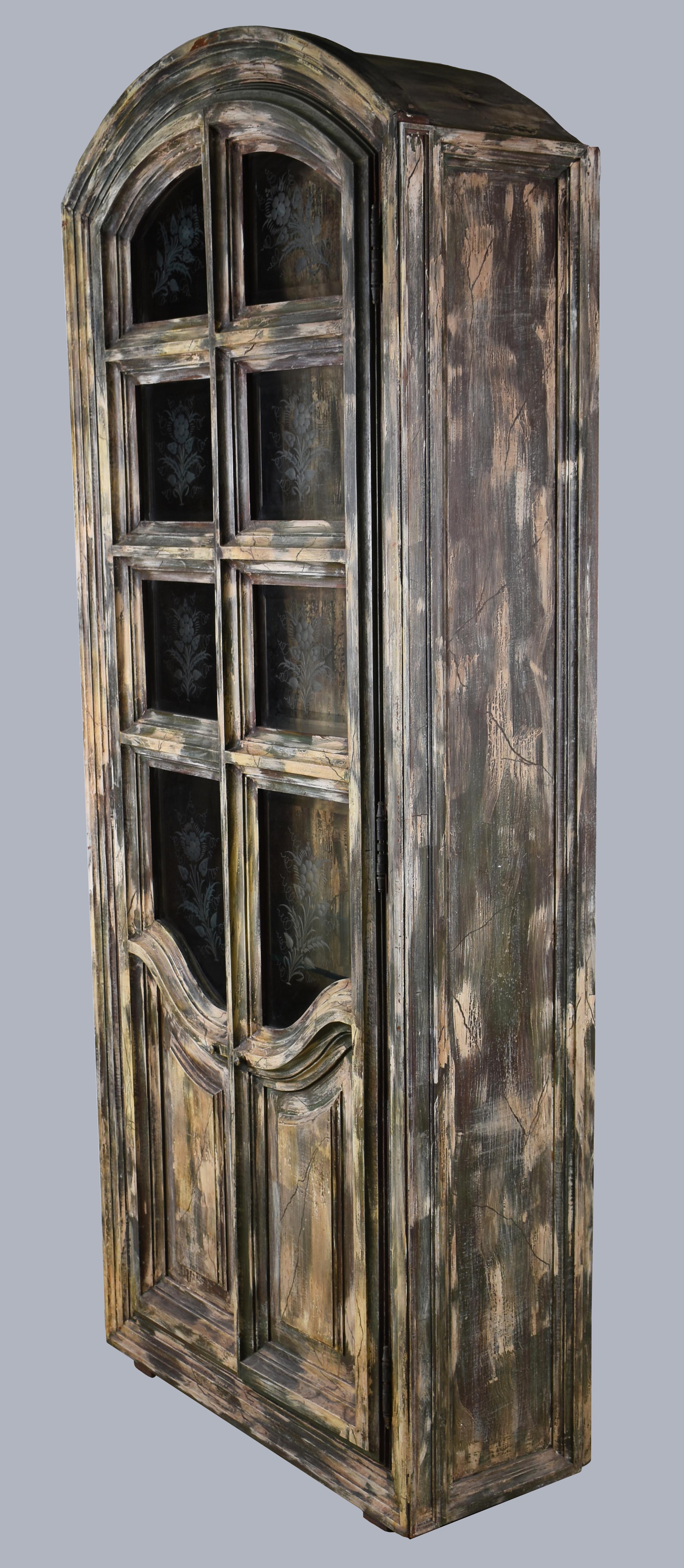 Vitrine patinada alta com vidros bisotados . - foto 2 de 5