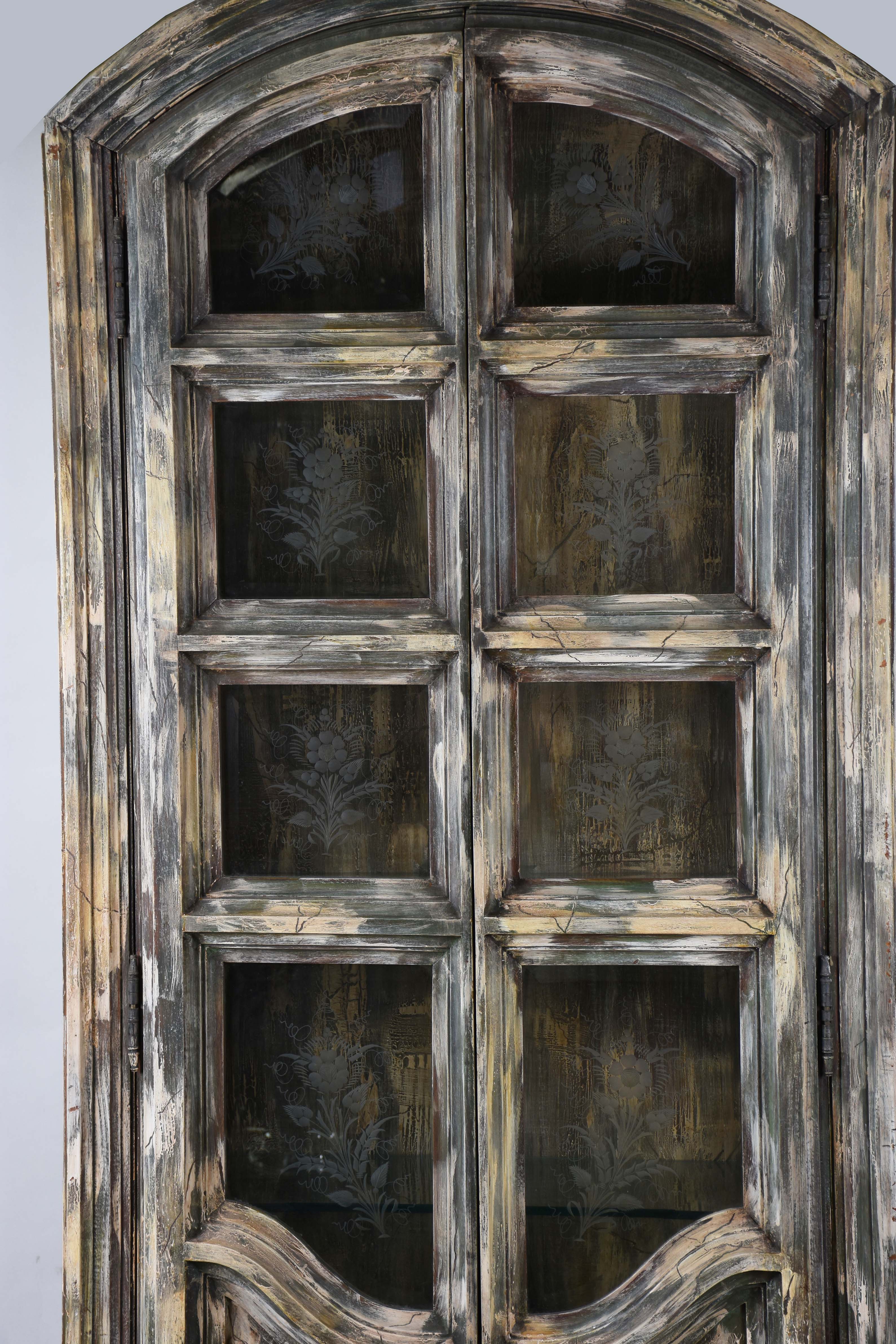 Vitrine patinada alta com vidros bisotados . - foto 3 de 5