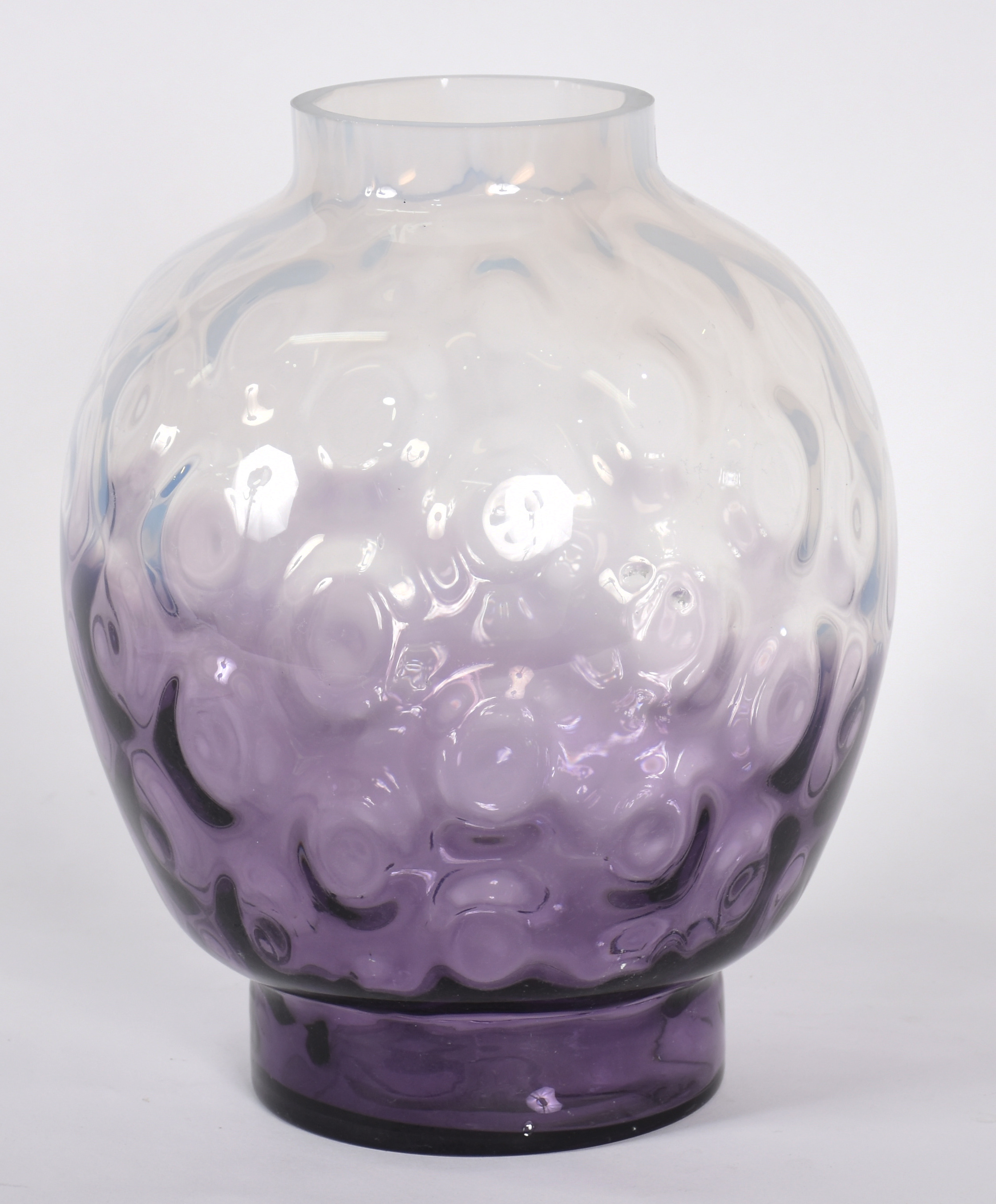 Vaso de vidro decorativo trabalhado em gomos na cor lilás degradé. - foto 1 de 4