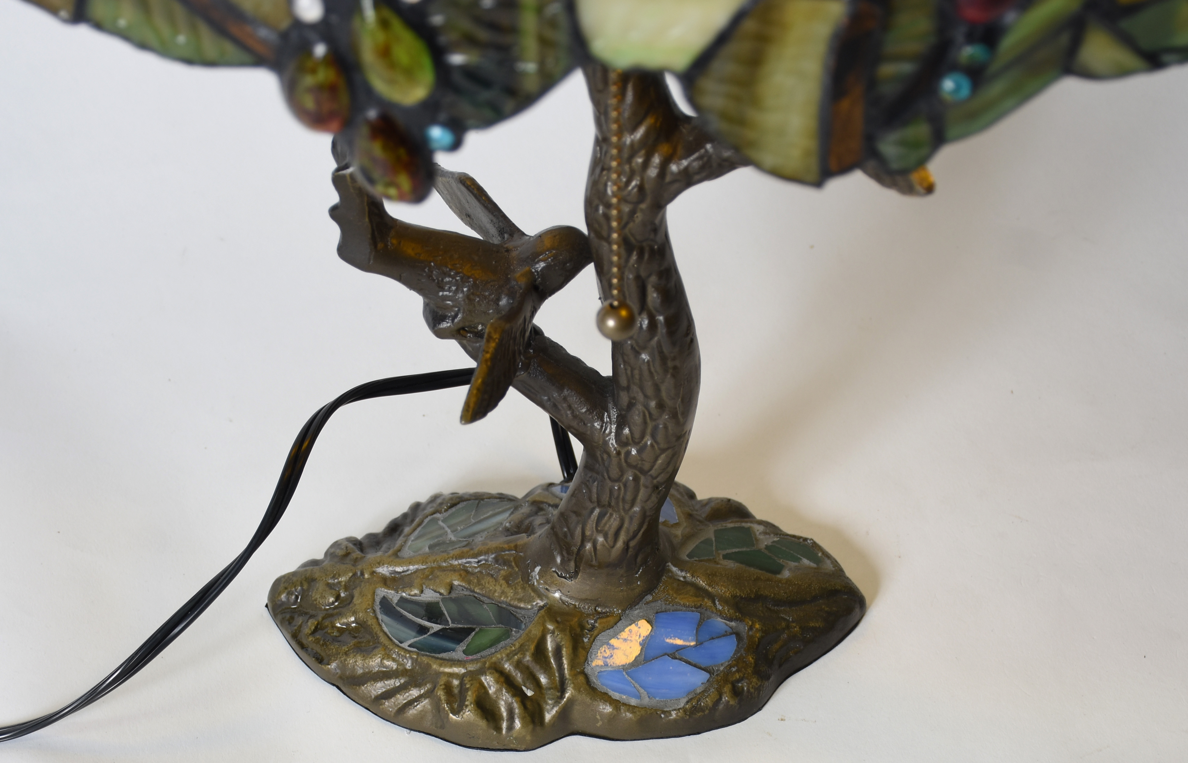 Luminária estilo " Tiffanys", base de bronze com figuras de pássaros... - foto 4 de 4