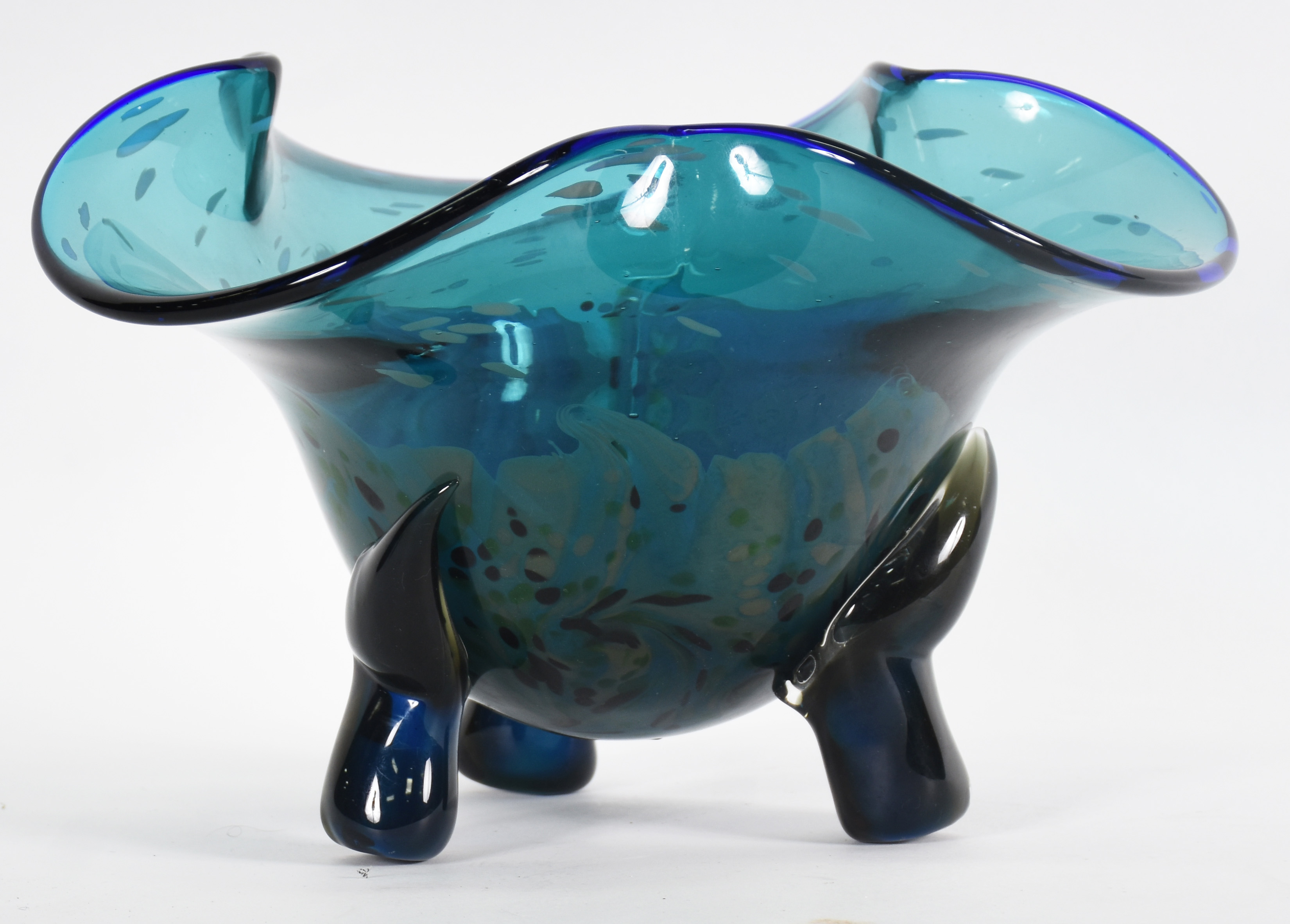 Vaso de murano azul com 3 pés , borda em gomos. - foto 1 de 3
