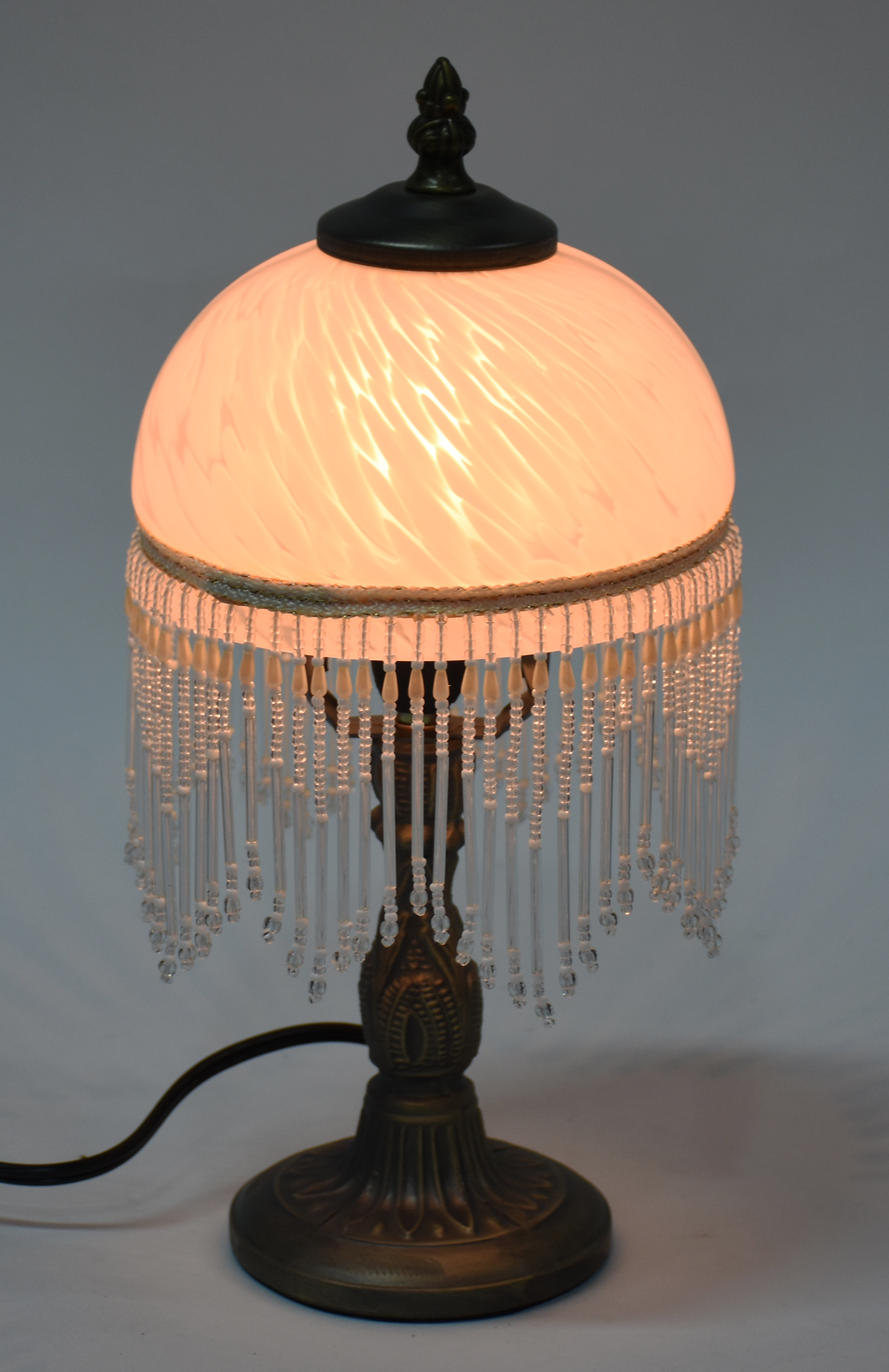Pequena luminária com base de metal, cúpula de vidro branco leitoso... - foto 2 de 3