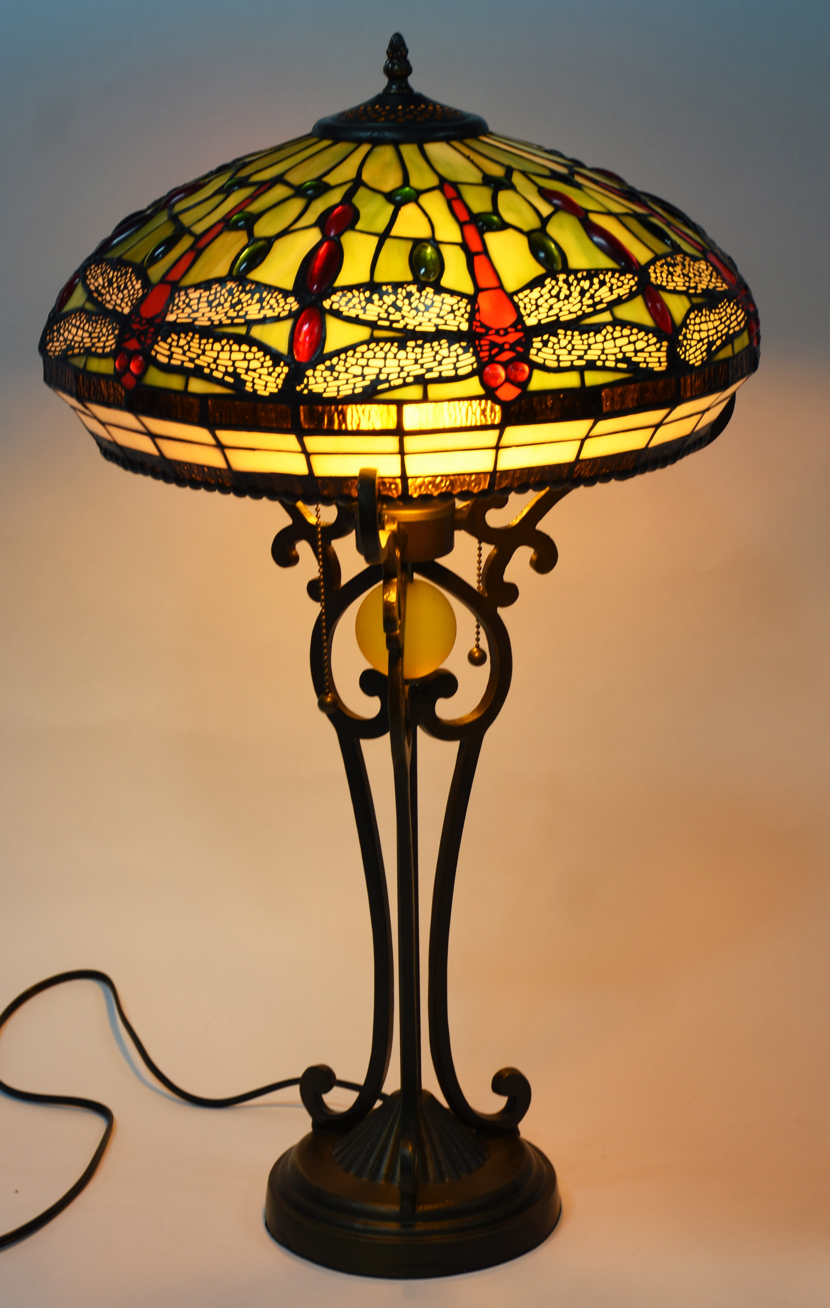 Luminária estilo" Tiffanys", base de bronze formada por tres hastes... - foto 2 de 3