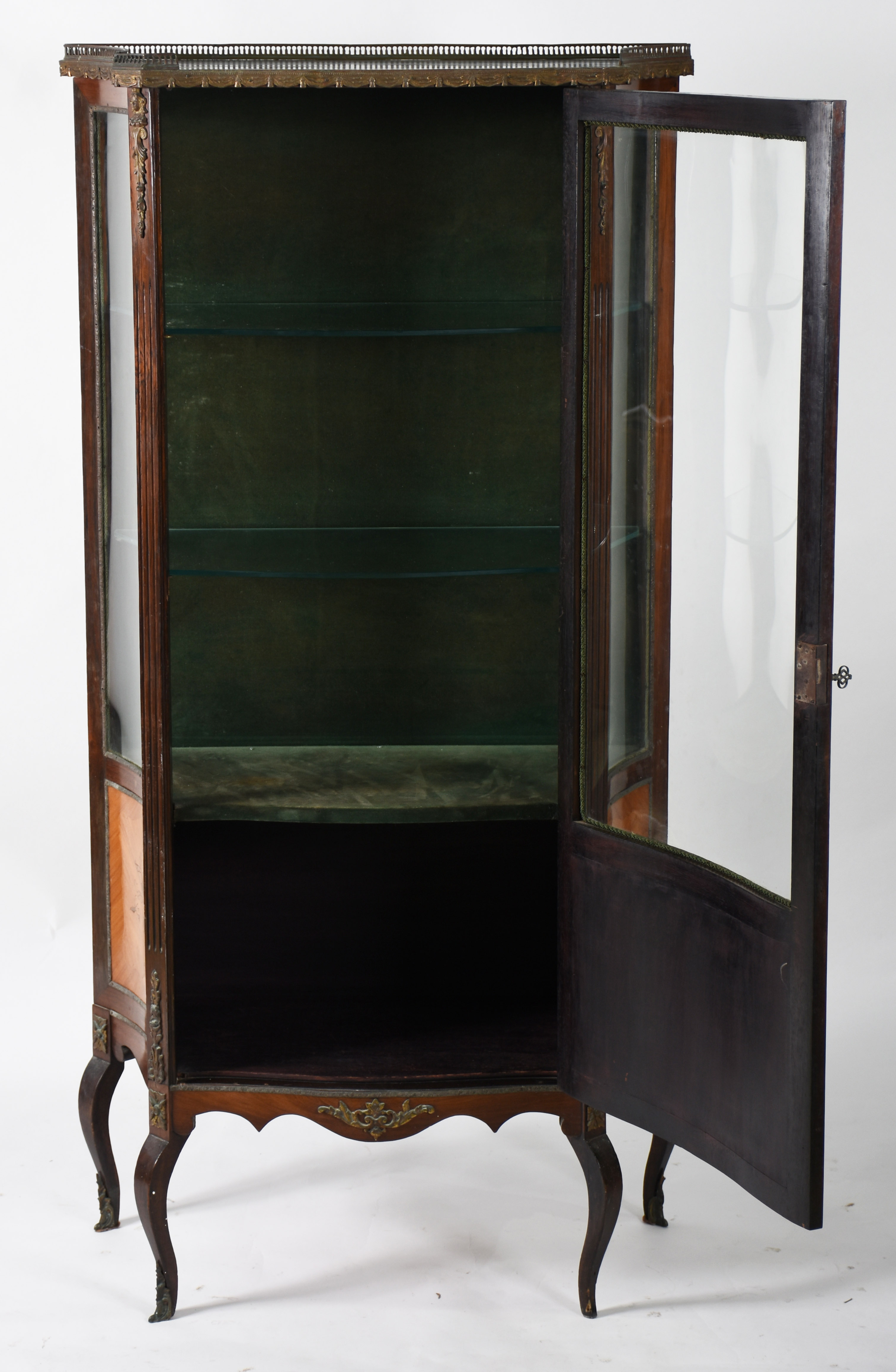 Vitrine Estilo Francês , forração interna de veludo verde com 2... - foto 2 de 5