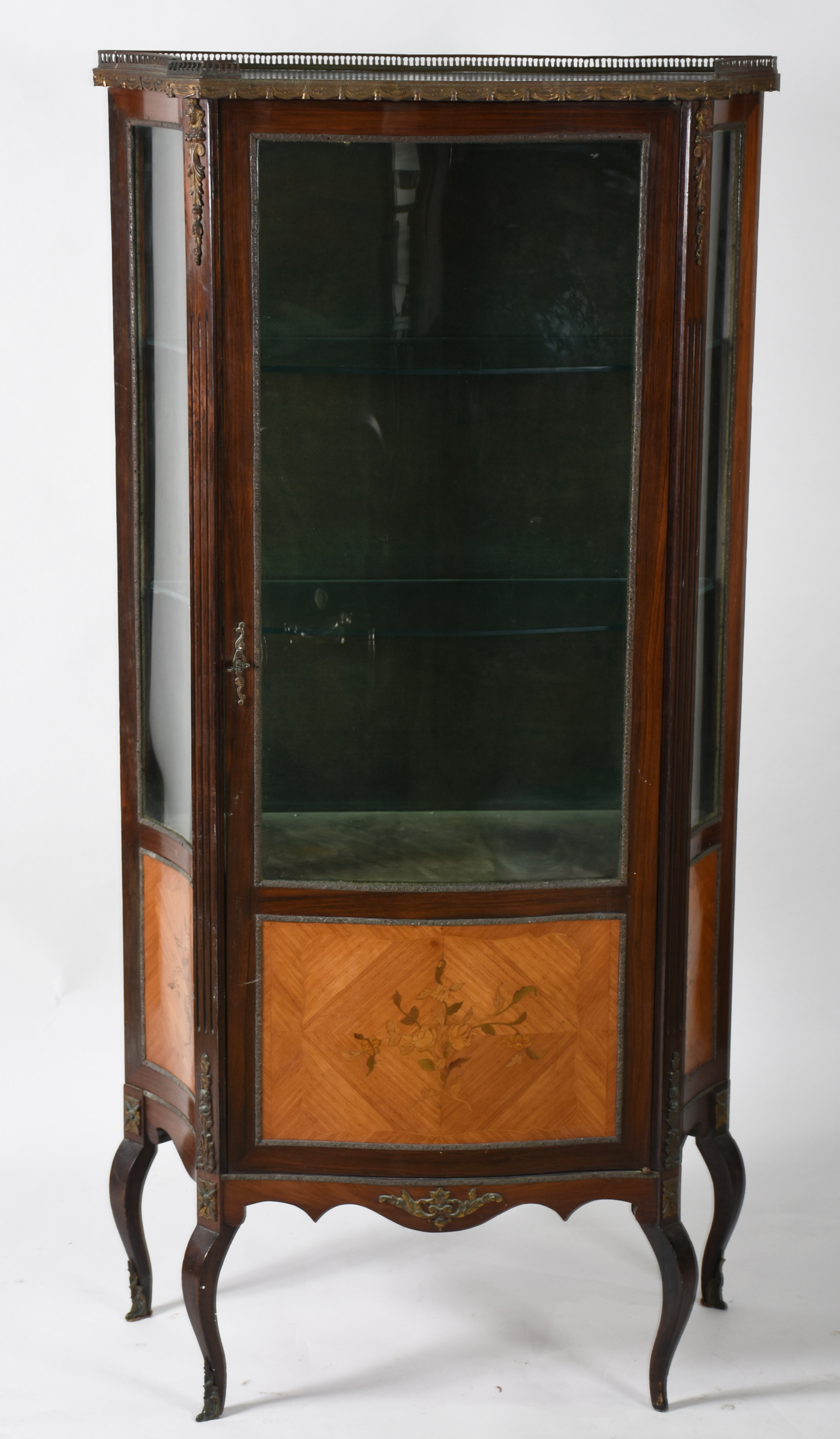 Vitrine Estilo Francês , forração interna de veludo verde com 2... - foto 3 de 5
