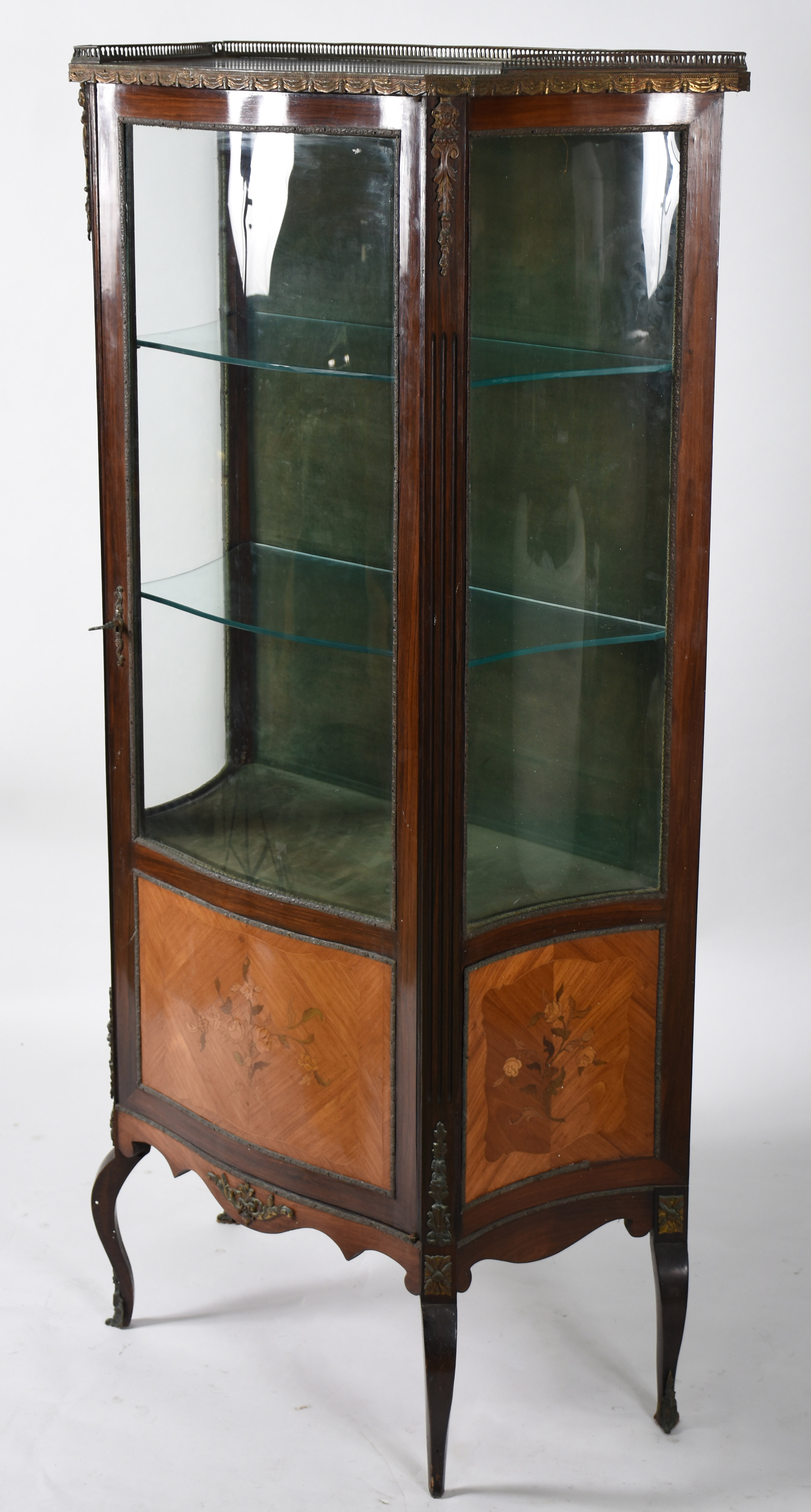 Vitrine Estilo Francês , forração interna de veludo verde com 2... - foto 1 de 5
