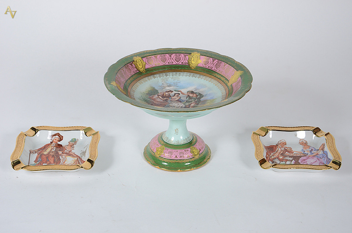 Tres peças diversas de porcelana, sendo Fruteira de pé alto com...
