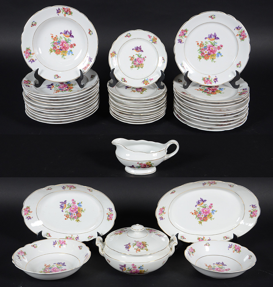 Aparelho de jantar de porcelana Real, sendo: 11 pratos rasos, 12...