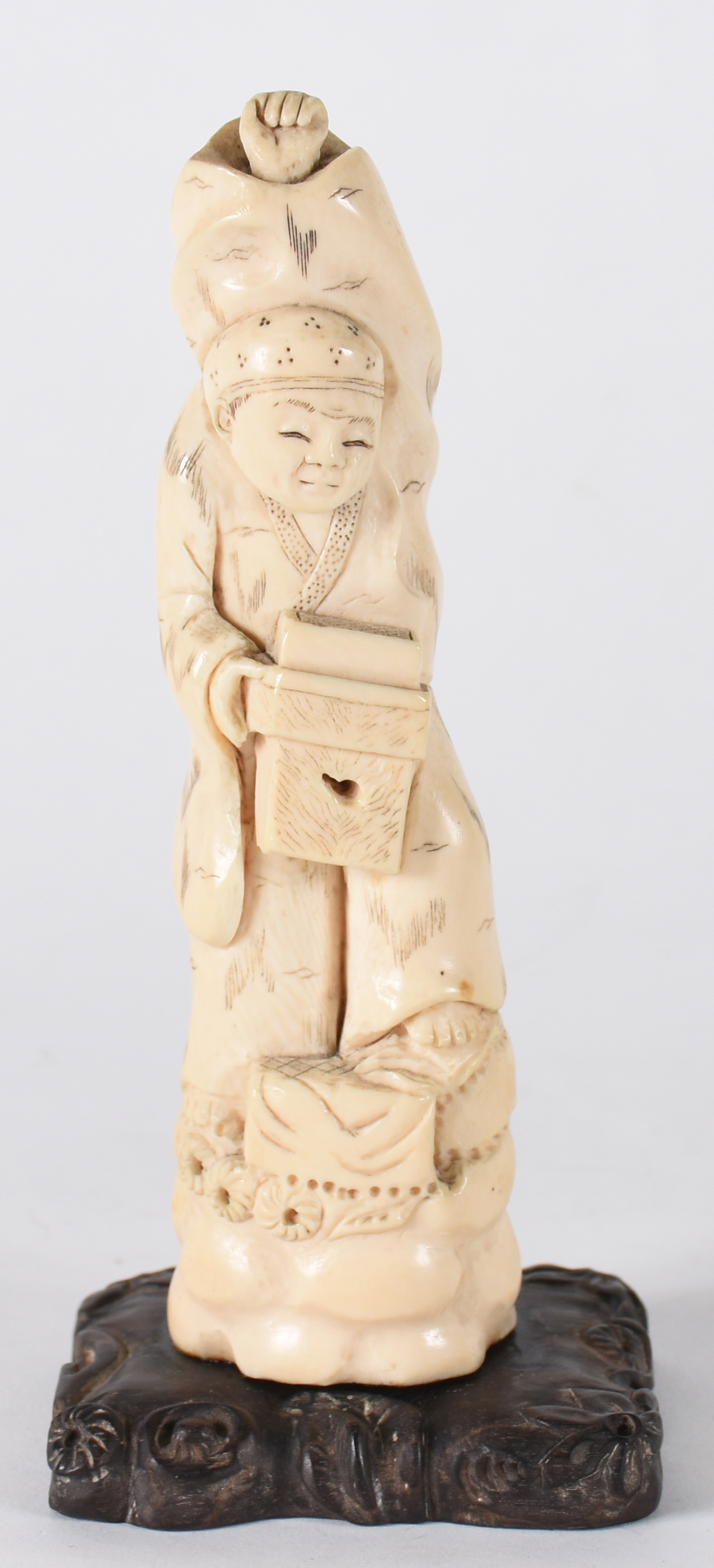 Escultura de marfim representando chinês . - foto 1 de 3