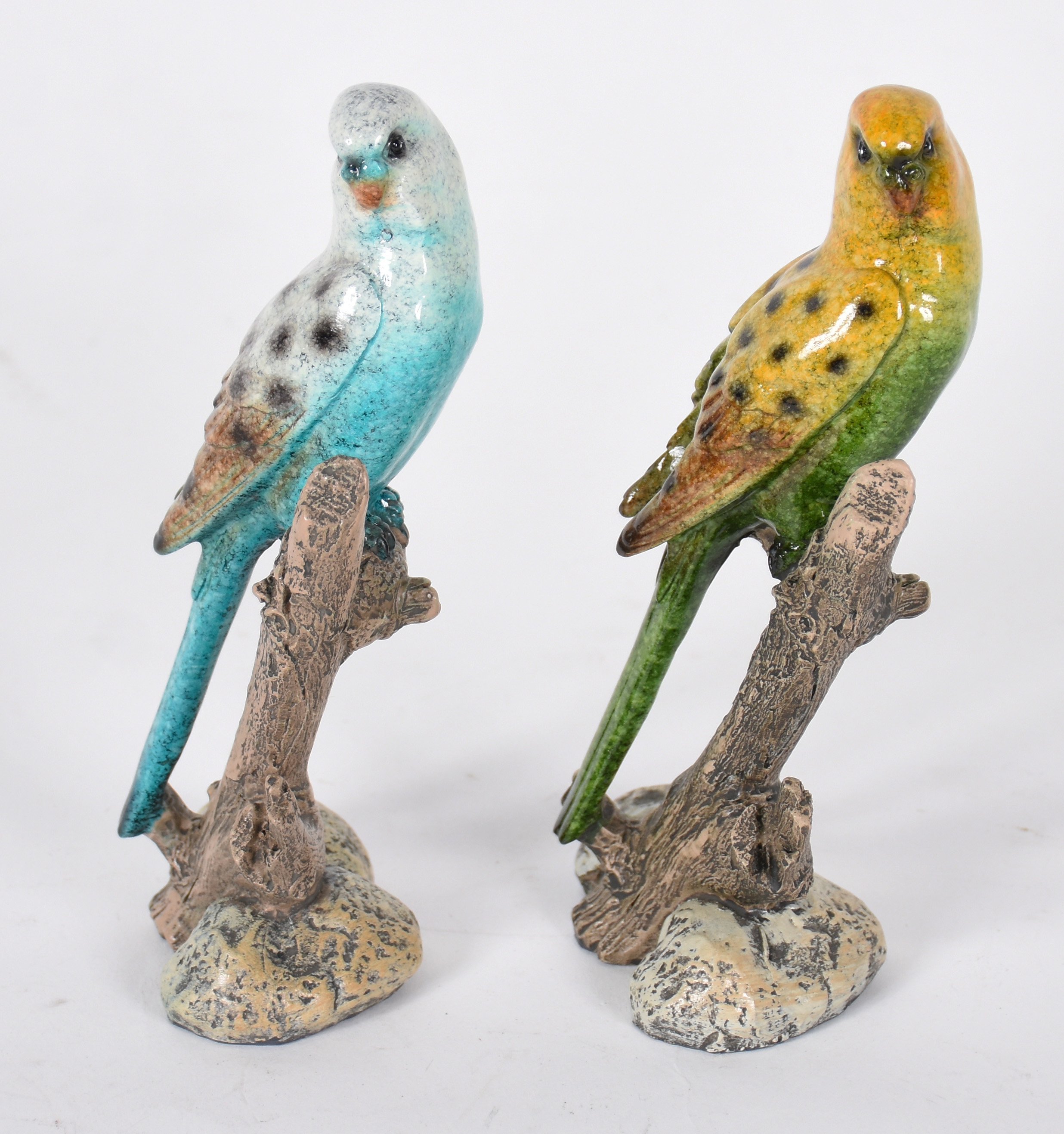 Dois pássaros de porcelana policromada . - foto 2 de 4